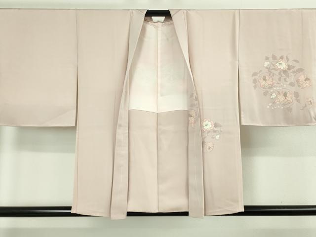 ■■■　サイズ　■■■ 身丈 78.5cm（肩から） 裄丈 65.5cm 袖丈 47.5cm 袖幅 32.5cm 前幅 17.5cm 後幅 28.5cm 裄 お袖側 約 2.5cm　身頃側 約 1cm ■■■　商品詳細　■■■ 【正絹・未使用】 状態は特に目立ったシミ汚れなどもなく大変良い状態です。 大変上質な極上の逸品になります。 お安く出品致しますので、是非この機会にいかがでしょうか？ ■■■　注意事項　■■■ ■モニター発色の具合により色合いが異なる場合がございます。 ■寸法は多少の誤差が生じる場合がございますのでご了承ください。 ■縫込みの長さが左右非対称の場合は短い部分を記載しております。 左右非対称であってもご返品・お値引き等の保証は出来かねますので、ご了承の上ご購入をお願い致します。 ■シミ等のチェックには注意を払っておりますが、見落としがある場合もございますし、個人の見解も様々ですので神経質な方のご購入はお控えください。 ■箪笥に入っておりました着物や帯なので畳みシワや匂いがあるものもございます。 ■お休みは基本的に土日祝となりますが、その他臨時でお休みする場合がございますのでご了承ください。 ■商品の発送は平日のみの発送となります。 ■夜間と土曜、日曜日はお問い合わせの回答が遅れる場合がございます。 ■当店では、お直し、紋入れ、お手入れ等は承っておりません。 ■生地の状態（ヤケ、経年劣化等）によってはサイズ直しが出来ない場合がございます。 その点もどうかご了承のうえ、ご購入をお願いいたします。 ■弊社で取り扱う商品は一点ものにつき、時期や在庫状況に応じて金額が変更となる場合がございます。 ■検針は行っておりません。予めご了承いただきますようお願いいたします。 ■【洗える着物】と記載のある商品におきましては、商品お届け後に洗濯を行ってしまってからのご返品にはご対応しかねます。 念の為、専門店でのお手入れをお願いいたします。 ■着物のサイズ目安は下記を参考ください↓ ＜女性着物＞　お端折り次第で＋5?　−10?が着用可能サイズ 　例）身丈170?の場合、身長160?〜175? ＜男性着物＞　身丈＋約25?〜27?程が適応身長 　例）身丈155?の場合、身長180〜182?