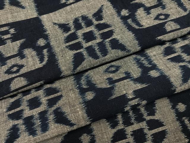 ■■■　サイズ　■■■ 身丈 160cm（肩から） 裄丈 64cm 袖丈 47cm　縫込み 2.5cm 袖幅 32cm 前幅 24cm 後幅 31cm 着物縫いこみ 内揚げ 0cm 裄 お袖側 約1cm　身頃側 約0cm ■■■　商品詳細　■■■ 【綿】 状態は特に目立ったシミ汚れなどもなく大変良い状態です。 久留米絣(くるめかすり)は、日本三大絣の一つで 昭和51年には経済産業大臣指定伝統工芸品に指定された木綿を代表する織物です。 一口に絣と言っても製品になるまでの工程はくくり、染め、織りなど全30工程にも及びます。 また、「かすり」の語源は生地が織られる際に、 柄がかすれて見えることからその名が付いたと言われています。 久留米絣、最大の特徴はなんといっても経糸と緯糸を合わせて 複雑な柄を表現させる技術です。 かすりが持つ美しさや独特の風合いは熟練の職人の手によって生み出されます。 使用するほどに味が出て心地よくなる素材です。 大変上質な逸品になります。 お安く出品致しますので、是非この機会にいかがでしょうか？ ■■■　注意事項　■■■ ■モニター発色の具合により色合いが異なる場合がございます。 ■寸法は多少の誤差が生じる場合がございますのでご了承ください。 ■縫込みの長さが左右非対称の場合は短い部分を記載しております。 左右非対称であってもご返品・お値引き等の保証は出来かねますので、ご了承の上ご購入をお願い致します。 ■シミ等のチェックには注意を払っておりますが、見落としがある場合もございますし、個人の見解も様々ですので神経質な方のご購入はお控えください。 ■箪笥に入っておりました着物や帯なので畳みシワや匂いがあるものもございます。 ■お休みは基本的に土日祝となりますが、その他臨時でお休みする場合がございますのでご了承ください。 ■商品の発送は平日のみの発送となります。 ■夜間と土曜、日曜日はお問い合わせの回答が遅れる場合がございます。 ■当店では、お直し、紋入れ、お手入れ等は承っておりません。 ■生地の状態（ヤケ、経年劣化等）によってはサイズ直しが出来ない場合がございます。 その点もどうかご了承のうえ、ご購入をお願いいたします。 ■弊社で取り扱う商品は一点ものにつき、時期や在庫状況に応じて金額が変更となる場合がございます。 ■検針は行っておりません。予めご了承いただきますようお願いいたします。 ■【洗える着物】と記載のある商品におきましては、商品お届け後に洗濯を行ってしまってからのご返品にはご対応しかねます。 念の為、専門店でのお手入れをお願いいたします。 ■着物のサイズ目安は下記を参考ください↓ ＜女性着物＞　お端折り次第で＋5cm　−1cmが着用可能サイズ 　例）身丈170cmの場合、身長160cm〜175cm ＜男性着物＞　身丈＋約25cm〜27cm程が適応身長 　例）身丈155cmの場合、身長180〜182cm