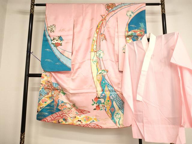 ■■■　サイズ　■■■ 【祝着】 身丈 130.5cm（肩から） 裄丈 52cm（肩上げ　1cm） 袖丈 74.5cm　縫込み 3cm 袖幅 30cm 前幅 18cm 後幅 25cm 着物縫いこみ 内揚げ 0cm （腰上げ　0cm） 裄 お袖側 約2.5cm　身頃側 約2.5cm 【長襦袢】 身丈 87cm（肩から） 裄丈 50cm（肩上げ　1.5cm） 袖丈 73cm　縫込み 1.5cm 袖幅 30cm 前幅 18cm 後幅 23.5cm 着物縫いこみ 内揚げ 0cm （腰上げ　0cm） 裄 お袖側 約2cm　身頃側 約3cm ■■■　商品詳細　■■■ 着物【化繊】の状態は接写画像のように表地所々・胴裏に汚れがございます。 長襦袢【化繊】の状態は特に目立ったシミ汚れなどもなく大変良い状態です。 お安く出品致しますので、是非この機会にいかがでしょうか？ ■■■　注意事項　■■■ ■モニター発色の具合により色合いが異なる場合がございます。 ■寸法は多少の誤差が生じる場合がございますのでご了承ください。 ■縫込みの長さが左右非対称の場合は短い部分を記載しております。 左右非対称であってもご返品・お値引き等の保証は出来かねますので、ご了承の上ご購入をお願い致します。 ■シミ等のチェックには注意を払っておりますが、見落としがある場合もございますし、個人の見解も様々ですので神経質な方のご購入はお控えください。 ■箪笥に入っておりました着物や帯なので畳みシワや匂いがあるものもございます。 ■お休みは基本的に土日祝となりますが、その他臨時でお休みする場合がございますのでご了承ください。 ■商品の発送は平日のみの発送となります。 ■夜間と土曜、日曜日はお問い合わせの回答が遅れる場合がございます。 ■当店では、お直し、紋入れ、お手入れ等は承っておりません。 ■生地の状態（ヤケ、経年劣化等）によってはサイズ直しが出来ない場合がございます。 その点もどうかご了承のうえ、ご購入をお願いいたします。 ■弊社で取り扱う商品は一点ものにつき、時期や在庫状況に応じて金額が変更となる場合がございます。 ■検針は行っておりません。予めご了承いただきますようお願いいたします。 ■【洗える着物】と記載のある商品におきましては、商品お届け後に洗濯を行ってしまってからのご返品にはご対応しかねます。 念の為、専門店でのお手入れをお願いいたします。 ■着物のサイズ目安は下記を参考ください↓ ＜女性着物＞　お端折り次第で＋5cm　−1cmが着用可能サイズ 　例）身丈170cmの場合、身長160cm〜175cm ＜男性着物＞　身丈＋約25cm〜27cm程が適応身長 　例）身丈155cmの場合、身長180〜182cm