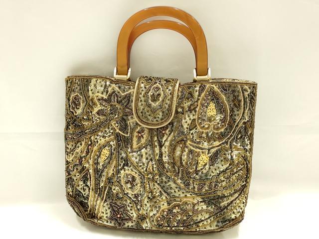 ■■■　サイズ　■■■ 横　　　27.5cm 縦　　　22cm　取っ手込み　32cm 奥行き　6cm ■■■　商品詳細　■■■ 状態は特に目立ったシミ汚れなどもなく大変良い状態です。 大変上質な逸品になります。 お安く出品致しますので、是非この機会にいかがでしょうか？ ■■■　注意事項　■■■ ■モニター発色の具合により色合いが異なる場合がございます。 ■寸法は多少の誤差が生じる場合がございますのでご了承ください。 ■縫込みの長さが左右非対称の場合は短い部分を記載しております。 左右非対称であってもご返品・お値引き等の保証は出来かねますので、ご了承の上ご購入をお願い致します。 ■シミ等のチェックには注意を払っておりますが、見落としがある場合もございますし、個人の見解も様々ですので神経質な方のご購入はお控えください。 ■箪笥に入っておりました着物や帯なので畳みシワや匂いがあるものもございます。 ■お休みは基本的に土日祝となりますが、その他臨時でお休みする場合がございますのでご了承ください。 ■商品の発送は平日のみの発送となります。 ■夜間と土曜、日曜日はお問い合わせの回答が遅れる場合がございます。 ■当店では、お直し、紋入れ、お手入れ等は承っておりません。 ■生地の状態（ヤケ、経年劣化等）によってはサイズ直しが出来ない場合がございます。 その点もどうかご了承のうえ、ご購入をお願いいたします。 ■弊社で取り扱う商品は一点ものにつき、時期や在庫状況に応じて金額が変更となる場合がございます。 ■検針は行っておりません。予めご了承いただきますようお願いいたします。 ■【洗える着物】と記載のある商品におきましては、商品お届け後に洗濯を行ってしまってからのご返品にはご対応しかねます。 念の為、専門店でのお手入れをお願いいたします。 ■写真に写っている物が全てになります。それ以外の付属品はございませんのでご了承ください。 ■状態に関する写真につきましては、掲載可能な写真枚数に限りがあるため、各箇所につき1枚参考画像を掲載しております。 ■着物のサイズ目安は下記を参考ください↓ ＜女性着物＞　お端折り次第で＋5cm　−1cmが着用可能サイズ 　例）身丈170cmの場合、身長160cm〜175cm ＜男性着物＞　身丈＋約25cm〜27cm程が適応身長 　例）身丈155cmの場合、身長180〜182cm