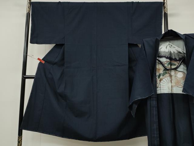 ■■■　サイズ　■■■ 【着物】 身丈 141cm（肩から） 裄丈 68cm 袖丈 46.5cm　縫込み 4cm 袖幅 34.5cm 前幅 25.5cm 後幅 31cm 着物縫いこみ 内揚げ 6cm 裄 お袖側 約2.5cm　身頃側 約4cm 【羽織】 身丈 91cm（肩から） 裄丈 70cm 袖丈 47.5cm　縫込み 2cm 袖幅 35cm 前幅 19.5cm 後幅 32cm 裄 お袖側 約2cm　身頃側 約1cm ■■■　商品詳細　■■■ 【正絹・未使用】 着物の状態は特に目立ったシミ汚れなどもなく大変良い状態です。 羽織の状態は接写画像のように表地所々に薄い汚れ、羽裏に柄移りがございます。 大変上質な逸品になりますのでぜひお手入れをされてお召になられてはいかがでしょうか。 お安く出品致しますので、是非この機会にいかがでしょうか？ ■■■　注意事項　■■■ ■モニター発色の具合により色合いが異なる場合がございます。 ■寸法は多少の誤差が生じる場合がございますのでご了承ください。 ■縫込みの長さが左右非対称の場合は短い部分を記載しております。 左右非対称であってもご返品・お値引き等の保証は出来かねますので、ご了承の上ご購入をお願い致します。 ■シミ等のチェックには注意を払っておりますが、見落としがある場合もございますし、個人の見解も様々ですので神経質な方のご購入はお控えください。 ■箪笥に入っておりました着物や帯なので畳みシワや匂いがあるものもございます。 ■お休みは基本的に土日祝となりますが、その他臨時でお休みする場合がございますのでご了承ください。 ■商品の発送は平日のみの発送となります。 ■夜間と土曜、日曜日はお問い合わせの回答が遅れる場合がございます。 ■当店では、お直し、紋入れ、お手入れ等は承っておりません。 ■生地の状態（ヤケ、経年劣化等）によってはサイズ直しが出来ない場合がございます。 その点もどうかご了承のうえ、ご購入をお願いいたします。 ■弊社で取り扱う商品は一点ものにつき、時期や在庫状況に応じて金額が変更となる場合がございます。 ■検針は行っておりません。予めご了承いただきますようお願いいたします。 ■【洗える着物】と記載のある商品におきましては、商品お届け後に洗濯を行ってしまってからのご返品にはご対応しかねます。 念の為、専門店でのお手入れをお願いいたします。 ■着物のサイズ目安は下記を参考ください↓ ＜女性着物＞　お端折り次第で＋5cm　−1cmが着用可能サイズ 　例）身丈170cmの場合、身長160cm〜175cm ＜男性着物＞　身丈＋約25cm〜27cm程が適応身長 　例）身丈155cmの場合、身長180〜182cm