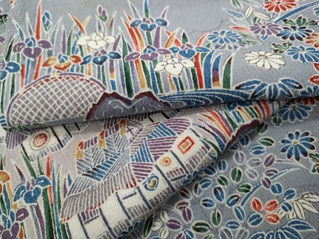 ■■■　サイズ　■■■ 身丈 163cm（肩から） 裄丈 64cm 袖丈 48.5cm　縫込み 4cm 袖幅 33cm 前幅 24.5cm 後幅 29cm 着物縫いこみ 内揚げ 4cm 裄 お袖側 約1cm　身頃側 約1.5cm ■■■　商品詳細　■■■ 【正絹】 状態は接写画像のように両袖・両袖口に薄い汚れがございますが その他特に目立ったシミ汚れなどもなく大変良い状態です。 大変上質な逸品になります。 お安く出品致しますので、是非この機会にいかがでしょうか？ ■■■　注意事項　■■■ ■モニター発色の具合により色合いが異なる場合がございます。 ■寸法は多少の誤差が生じる場合がございますのでご了承ください。 ■縫込みの長さが左右非対称の場合は短い部分を記載しております。 左右非対称であってもご返品・お値引き等の保証は出来かねますので、ご了承の上ご購入をお願い致します。 ■シミ等のチェックには注意を払っておりますが、見落としがある場合もございますし、個人の見解も様々ですので神経質な方のご購入はお控えください。 ■箪笥に入っておりました着物や帯なので畳みシワや匂いがあるものもございます。 ■お休みは基本的に土日祝となりますが、その他臨時でお休みする場合がございますのでご了承ください。 ■商品の発送は平日のみの発送となります。 ■夜間と土曜、日曜日はお問い合わせの回答が遅れる場合がございます。 ■当店では、お直し、紋入れ、お手入れ等は承っておりません。 ■生地の状態（ヤケ、経年劣化等）によってはサイズ直しが出来ない場合がございます。 その点もどうかご了承のうえ、ご購入をお願いいたします。 ■弊社で取り扱う商品は一点ものにつき、時期や在庫状況に応じて金額が変更となる場合がございます。 ■検針は行っておりません。予めご了承いただきますようお願いいたします。 ■【洗える着物】と記載のある商品におきましては、商品お届け後に洗濯を行ってしまってからのご返品にはご対応しかねます。 念の為、専門店でのお手入れをお願いいたします。 ■着物のサイズ目安は下記を参考ください↓ ＜女性着物＞　お端折り次第で＋5?　−10?が着用可能サイズ 　例）身丈170?の場合、身長160?〜175? ＜男性着物＞　身丈＋約25?〜27?程が適応身長 　例）身丈155?の場合、身長180〜182?