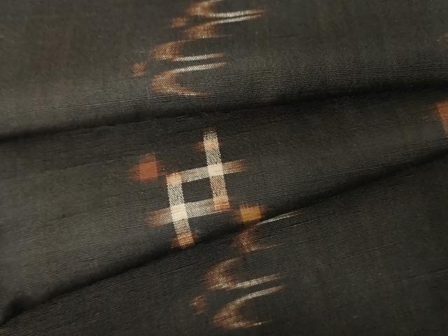 ■■■　サイズ　■■■ 身丈 165cm（肩から） 裄丈 65.5cm 袖丈 49cm　縫込み 1.5cm 袖幅 34cm 前幅 23.5cm 後幅 29cm 着物縫いこみ 内揚げ 0cm 裄 お袖側 約3cm　身頃側 約3cm ■■■　商品詳細　■■■ 【正絹】 状態は接写画像のように衿山に薄い汚れがございますが その他特に目立ったシミ汚れなどもなく大変良い状態です。 久米島紬は、蚕から取った真綿でつむいだ糸を原料糸として、 天然の草木、泥染めによって染色します。 織りは、手投杼を用いて丹念に手織りで織り上げます。 これらのすべては伝統を踏襲し、 一貫した手作業を一人の織子が行うところにあります。 したがって、久米島紬にはつくる人の想い入れが込められ、 紬糸のもつしなやかな風合いが着る人の着心地を満足させ、 さらに気品をかもし出します。 久米島紬は、昭和50年には、伝統工芸品として通産産業大臣の指定を受け、 昭和52年には県の無形文化財として指定され、 さらに平成16年には国の重要文化財として指定されました。 大変上質な逸品になります。 お安く出品致しますので、是非この機会にいかがでしょうか？ ■■■　注意事項　■■■ ■モニター発色の具合により色合いが異なる場合がございます。 ■寸法は多少の誤差が生じる場合がございますのでご了承ください。 ■縫込みの長さが左右非対称の場合は短い部分を記載しております。 左右非対称であってもご返品・お値引き等の保証は出来かねますので、ご了承の上ご購入をお願い致します。 ■シミ等のチェックには注意を払っておりますが、見落としがある場合もございますし、個人の見解も様々ですので神経質な方のご購入はお控えください。 ■箪笥に入っておりました着物や帯なので畳みシワや匂いがあるものもございます。 ■お休みは基本的に土日祝となりますが、その他臨時でお休みする場合がございますのでご了承ください。 ■商品の発送は平日のみの発送となります。 ■夜間と土曜、日曜日はお問い合わせの回答が遅れる場合がございます。 ■当店では、お直し、紋入れ、お手入れ等は承っておりません。 ■生地の状態（ヤケ、経年劣化等）によってはサイズ直しが出来ない場合がございます。 その点もどうかご了承のうえ、ご購入をお願いいたします。 ■弊社で取り扱う商品は一点ものにつき、時期や在庫状況に応じて金額が変更となる場合がございます。 ■検針は行っておりません。予めご了承いただきますようお願いいたします。 ■【洗える着物】と記載のある商品におきましては、商品お届け後に洗濯を行ってしまってからのご返品にはご対応しかねます。 念の為、専門店でのお手入れをお願いいたします。 ■着物のサイズ目安は下記を参考ください↓ ＜女性着物＞　お端折り次第で＋5cm　−1cmが着用可能サイズ 　例）身丈170cmの場合、身長160cm〜175cm ＜男性着物＞　身丈＋約25cm〜27cm程が適応身長 　例）身丈155cmの場合、身長180〜182cm