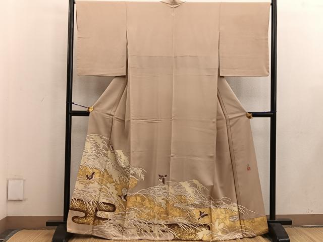 ■■■　サイズ　■■■ 身丈 164.5cm（肩から） 裄丈 66.5cm 袖丈 52.5cm　縫込み 4cm 袖幅 33.5cm 前幅 24cm 後幅 30.5cm 着物縫いこみ 内揚げ 8cm 裄 お袖側 約3cm　身頃側 約2.5cm ■■■　商品詳細　■■■ 【正絹・一つ紋】 状態は特に目立ったシミ汚れなどもなく大変良い状態です。 大変上質な逸品になります。 お安く出品致しますので、是非この機会にいかがでしょうか？ ■■■　注意事項　■■■ ■モニター発色の具合により色合いが異なる場合がございます。 ■寸法は多少の誤差が生じる場合がございますのでご了承ください。 ■縫込みの長さが左右非対称の場合は短い部分を記載しております。 左右非対称であってもご返品・お値引き等の保証は出来かねますので、ご了承の上ご購入をお願い致します。 ■シミ等のチェックには注意を払っておりますが、見落としがある場合もございますし、個人の見解も様々ですので神経質な方のご購入はお控えください。 ■箪笥に入っておりました着物や帯なので畳みシワや匂いがあるものもございます。 ■お休みは基本的に土日祝となりますが、その他臨時でお休みする場合がございますのでご了承ください。 ■商品の発送は平日のみの発送となります。 ■夜間と土曜、日曜日はお問い合わせの回答が遅れる場合がございます。 ■当店では、お直し、紋入れ、お手入れ等は承っておりません。 ■生地の状態（ヤケ、経年劣化等）によってはサイズ直しが出来ない場合がございます。 その点もどうかご了承のうえ、ご購入をお願いいたします。 ■弊社で取り扱う商品は一点ものにつき、時期や在庫状況に応じて金額が変更となる場合がございます。 ■検針は行っておりません。予めご了承いただきますようお願いいたします。 ■【洗える着物】と記載のある商品におきましては、商品お届け後に洗濯を行ってしまってからのご返品にはご対応しかねます。 念の為、専門店でのお手入れをお願いいたします。 ■着物のサイズ目安は下記を参考ください↓ ＜女性着物＞　お端折り次第で＋5cm　−1cmが着用可能サイズ 　例）身丈170cmの場合、身長160cm〜175cm ＜男性着物＞　身丈＋約25cm〜27cm程が適応身長 　例）身丈155cmの場合、身長180〜182cm