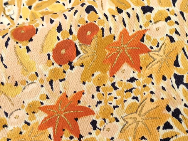 ■■■　サイズ　■■■ 身丈 154cm（肩から） 裄丈 62cm 袖丈 48cm　縫込み 2cm 袖幅 33cm 前幅 24cm 後幅 28.5cm 着物縫いこみ 内揚げ 0cm 裄 お袖側 約2cm　身頃側 約3cm ■■■　商品詳細　■■■ 【正絹】 状態は特に目立ったシミ汚れなどもなく大変良い状態です。 大変上質な逸品になります。 お安く出品致しますので、是非この機会にいかがでしょうか？ ■■■　注意事項　■■■ ■モニター発色の具合により色合いが異なる場合がございます。 ■寸法は多少の誤差が生じる場合がございますのでご了承ください。 ■縫込みの長さが左右非対称の場合は短い部分を記載しております。 左右非対称であってもご返品・お値引き等の保証は出来かねますので、ご了承の上ご購入をお願い致します。 ■シミ等のチェックには注意を払っておりますが、見落としがある場合もございますし、個人の見解も様々ですので神経質な方のご購入はお控えください。 ■箪笥に入っておりました着物や帯なので畳みシワや匂いがあるものもございます。 ■お休みは基本的に土日祝となりますが、その他臨時でお休みする場合がございますのでご了承ください。 ■商品の発送は平日のみの発送となります。 ■夜間と土曜、日曜日はお問い合わせの回答が遅れる場合がございます。 ■当店では、お直し、紋入れ、お手入れ等は承っておりません。 ■生地の状態（ヤケ、経年劣化等）によってはサイズ直しが出来ない場合がございます。 その点もどうかご了承のうえ、ご購入をお願いいたします。 ■弊社で取り扱う商品は一点ものにつき、時期や在庫状況に応じて金額が変更となる場合がございます。 ■検針は行っておりません。予めご了承いただきますようお願いいたします。 ■【洗える着物】と記載のある商品におきましては、商品お届け後に洗濯を行ってしまってからのご返品にはご対応しかねます。 念の為、専門店でのお手入れをお願いいたします。 ■着物のサイズ目安は下記を参考ください↓ ＜女性着物＞　お端折り次第で＋5cm　−1cmが着用可能サイズ 　例）身丈170cmの場合、身長160cm〜175cm ＜男性着物＞　身丈＋約25cm〜27cm程が適応身長 　例）身丈155cmの場合、身長180〜182cm