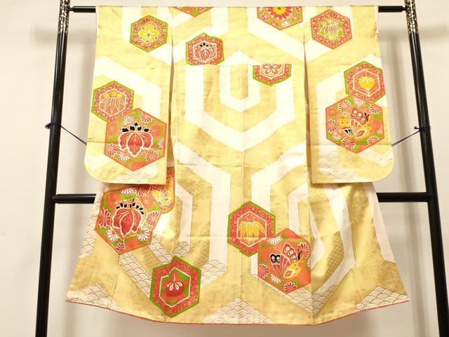 ■■■　サイズ　■■■ 【祝着】 身丈 122.5cm（肩から） 裄丈 57cm（肩上げ　0cm） 袖丈 73cm　縫込み 10.5cm 袖幅 30.5cm 前幅 20.5cm 後幅 26cm 着物縫いこみ 内揚げ 9.5cm （腰上げ　0cm） 裄 お袖側 約4cm　身頃側 約7cm ■■■　商品詳細　■■■ 着物【正絹】 状態は接写画像のように表地所々・衿裏に薄い汚れがございます。 大変上質な逸品になりますので ぜひお手入れをされてお召しになられてはいかがでしょうか。 お安く出品致しますので、是非この機会にいかがでしょうか？ ※肩上げと腰上げがされておりません。 ■■■　注意事項　■■■ ■モニター発色の具合により色合いが異なる場合がございます。 ■寸法は多少の誤差が生じる場合がございますのでご了承ください。 ■縫込みの長さが左右非対称の場合は短い部分を記載しております。 左右非対称であってもご返品・お値引き等の保証は出来かねますので、ご了承の上ご購入をお願い致します。 ■シミ等のチェックには注意を払っておりますが、見落としがある場合もございますし、個人の見解も様々ですので神経質な方のご購入はお控えください。 ■箪笥に入っておりました着物や帯なので畳みシワや匂いがあるものもございます。 ■お休みは基本的に土日祝となりますが、その他臨時でお休みする場合がございますのでご了承ください。 ■商品の発送は平日のみの発送となります。 ■夜間と土曜、日曜日はお問い合わせの回答が遅れる場合がございます。 ■当店では、お直し、紋入れ、お手入れ等は承っておりません。 ■生地の状態（ヤケ、経年劣化等）によってはサイズ直しが出来ない場合がございます。 その点もどうかご了承のうえ、ご購入をお願いいたします。 ■弊社で取り扱う商品は一点ものにつき、時期や在庫状況に応じて金額が変更となる場合がございます。 ■検針は行っておりません。予めご了承いただきますようお願いいたします。 ■【洗える着物】と記載のある商品におきましては、商品お届け後に洗濯を行ってしまってからのご返品にはご対応しかねます。 念の為、専門店でのお手入れをお願いいたします。 ■着物のサイズ目安は下記を参考ください↓ ＜女性着物＞　お端折り次第で＋5cm　−1cmが着用可能サイズ 　例）身丈170cmの場合、身長160cm〜175cm ＜男性着物＞　身丈＋約25cm〜27cm程が適応身長 　例）身丈155cmの場合、身長180〜182cm