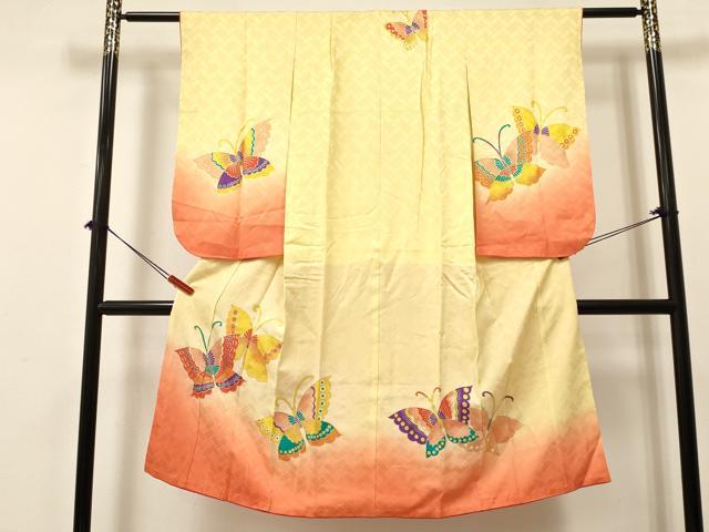 ■■■　サイズ　■■■ 【祝着】 身丈 126.5cm（肩から） 裄丈 53cm（肩上げ　1.5cm） 袖丈 65.5cm　縫込み 1.5cm 袖幅 30.5cm 前幅 20cm 後幅 25cm 着物縫いこみ 内揚げ 11cm （腰上げ　0cm） 裄 お袖側 約5cm　身頃側 約1cm ■■■　商品詳細　■■■ 着物【正絹】 状態は接写画像のように両袖前後に薄い汚れがございますがその他特に目立ったシミ汚れなどもなく大変良い状態です。 大変上質な逸品になります。 お安く出品致しますので、是非この機会にいかがでしょうか？ ■■■　注意事項　■■■ ■モニター発色の具合により色合いが異なる場合がございます。 ■寸法は多少の誤差が生じる場合がございますのでご了承ください。 ■縫込みの長さが左右非対称の場合は短い部分を記載しております。 左右非対称であってもご返品・お値引き等の保証は出来かねますので、ご了承の上ご購入をお願い致します。 ■シミ等のチェックには注意を払っておりますが、見落としがある場合もございますし、個人の見解も様々ですので神経質な方のご購入はお控えください。 ■箪笥に入っておりました着物や帯なので畳みシワや匂いがあるものもございます。 ■お休みは基本的に土日祝となりますが、その他臨時でお休みする場合がございますのでご了承ください。 ■商品の発送は平日のみの発送となります。 ■夜間と土曜、日曜日はお問い合わせの回答が遅れる場合がございます。 ■当店では、お直し、紋入れ、お手入れ等は承っておりません。 ■生地の状態（ヤケ、経年劣化等）によってはサイズ直しが出来ない場合がございます。 その点もどうかご了承のうえ、ご購入をお願いいたします。 ■弊社で取り扱う商品は一点ものにつき、時期や在庫状況に応じて金額が変更となる場合がございます。 ■検針は行っておりません。予めご了承いただきますようお願いいたします。 ■【洗える着物】と記載のある商品におきましては、商品お届け後に洗濯を行ってしまってからのご返品にはご対応しかねます。 念の為、専門店でのお手入れをお願いいたします。 ■着物のサイズ目安は下記を参考ください↓ ＜女性着物＞　お端折り次第で＋5cm　−1cmが着用可能サイズ 　例）身丈170cmの場合、身長160cm〜175cm ＜男性着物＞　身丈＋約25cm〜27cm程が適応身長 　例）身丈155cmの場合、身長180〜182cm