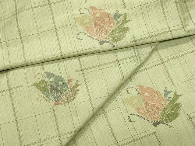 ■■■　サイズ　■■■ 身丈 165.5cm（肩から） 裄丈 68cm 袖丈 48.5cm　縫込み 4cm 袖幅 34.5cm 前幅 25cm 後幅 30.5cm 着物縫いこみ 内揚げ 2cm 裄 お袖側 約2cm　身頃側 約1.5cm ■■■　商品詳細　■■■ 【正絹・未使用】 状態は特に目立ったシミ汚れなどもなく大変良い状態です。 大変上質な逸品になります。 お安く出品致しますので、是非この機会にいかがでしょうか？ ■■■　注意事項　■■■ ■モニター発色の具合により色合いが異なる場合がございます。 ■寸法は多少の誤差が生じる場合がございますのでご了承ください。 ■縫込みの長さが左右非対称の場合は短い部分を記載しております。 左右非対称であってもご返品・お値引き等の保証は出来かねますので、ご了承の上ご購入をお願い致します。 ■シミ等のチェックには注意を払っておりますが、見落としがある場合もございますし、個人の見解も様々ですので神経質な方のご購入はお控えください。 ■箪笥に入っておりました着物や帯なので畳みシワや匂いがあるものもございます。 ■お休みは基本的に土日祝となりますが、その他臨時でお休みする場合がございますのでご了承ください。 ■商品の発送は平日のみの発送となります。 ■夜間と土曜、日曜日はお問い合わせの回答が遅れる場合がございます。 ■当店では、お直し、紋入れ、お手入れ等は承っておりません。 ■生地の状態（ヤケ、経年劣化等）によってはサイズ直しが出来ない場合がございます。 その点もどうかご了承のうえ、ご購入をお願いいたします。 ■弊社で取り扱う商品は一点ものにつき、時期や在庫状況に応じて金額が変更となる場合がございます。 ■検針は行っておりません。予めご了承いただきますようお願いいたします。 ■【洗える着物】と記載のある商品におきましては、商品お届け後に洗濯を行ってしまってからのご返品にはご対応しかねます。 念の為、専門店でのお手入れをお願いいたします。 ■着物のサイズ目安は下記を参考ください↓ ＜女性着物＞　お端折り次第で＋5?　−10?が着用可能サイズ 　例）身丈170?の場合、身長160?〜175? ＜男性着物＞　身丈＋約25?〜27?程が適応身長 　例）身丈155?の場合、身長180〜182?