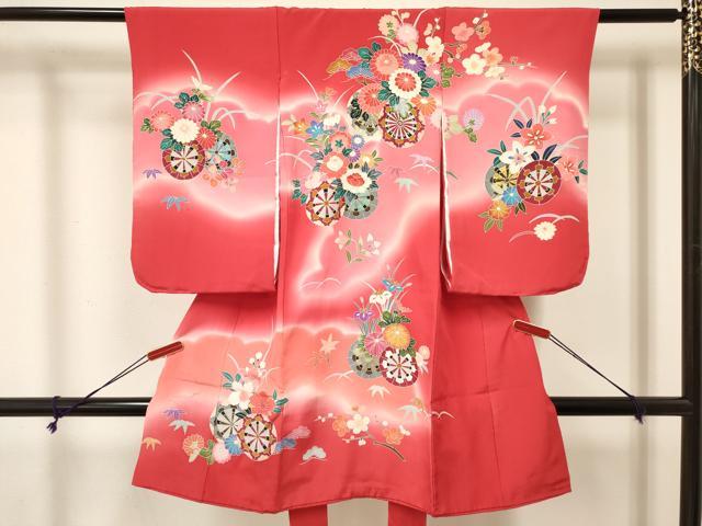 ■■■　サイズ　■■■ 【祝着】 身丈 99cm（肩から） 裄丈 45cm（肩上げ　0cm） 袖丈 55.5cm　縫込み 2cm 袖幅 29cm 前幅 15cm 後幅 16cm 着物縫いこみ 内揚げ 0cm （腰上げ　0cm） 裄 お袖側 約0cm　身頃側 約1cm ■■■　商品詳細　■■■ 着物【正絹】の 状態は接写画像のように紐部分に糸ホツレ、襦袢裏地に薄い汚れがございますがその他表地は特に目立ったシミ汚れなどもなく大変良い状態です。 気にならない方であればそのままお召しになれるかと思います。 大変上質な逸品になります。 お安く出品致しますので、是非この機会にいかがでしょうか？ ※肩上げと腰上げがされておりません。 ■■■　注意事項　■■■ ■モニター発色の具合により色合いが異なる場合がございます。 ■寸法は多少の誤差が生じる場合がございますのでご了承ください。 ■縫込みの長さが左右非対称の場合は短い部分を記載しております。 左右非対称であってもご返品・お値引き等の保証は出来かねますので、ご了承の上ご購入をお願い致します。 ■シミ等のチェックには注意を払っておりますが、見落としがある場合もございますし、個人の見解も様々ですので神経質な方のご購入はお控えください。 ■箪笥に入っておりました着物や帯なので畳みシワや匂いがあるものもございます。 ■お休みは基本的に土日祝となりますが、その他臨時でお休みする場合がございますのでご了承ください。 ■商品の発送は平日のみの発送となります。 ■夜間と土曜、日曜日はお問い合わせの回答が遅れる場合がございます。 ■当店では、お直し、紋入れ、お手入れ等は承っておりません。 ■生地の状態（ヤケ、経年劣化等）によってはサイズ直しが出来ない場合がございます。 その点もどうかご了承のうえ、ご購入をお願いいたします。 ■弊社で取り扱う商品は一点ものにつき、時期や在庫状況に応じて金額が変更となる場合がございます。 ■検針は行っておりません。予めご了承いただきますようお願いいたします。 ■【洗える着物】と記載のある商品におきましては、商品お届け後に洗濯を行ってしまってからのご返品にはご対応しかねます。 念の為、専門店でのお手入れをお願いいたします。 ■着物のサイズ目安は下記を参考ください↓ ＜女性着物＞　お端折り次第で＋5cm　−1cmが着用可能サイズ 　例）身丈170cmの場合、身長160cm〜175cm ＜男性着物＞　身丈＋約25cm〜27cm程が適応身長 　例）身丈155cmの場合、身長180〜182cm