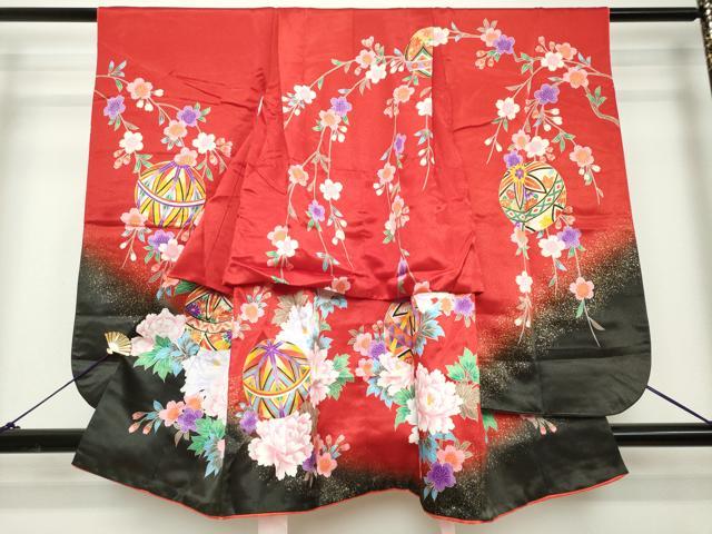 ■■■　サイズ　■■■ 【祝着】 身丈 90cm（肩から） 裄丈 47.5cm（肩上げ　4.5cm） 袖丈 75.5cm　縫込み 1.5cm 袖幅 32.5cm 前幅 18cm 後幅 25.5cm 着物縫いこみ 内揚げ 0cm （腰上げ　23cm） 裄 お袖側 約2.5cm　身頃側 約1.5cm ■■■　商品詳細　■■■ 着物【正絹】 状態は特に目立ったシミ汚れなどもなく大変良い状態です。 大変上質な逸品になります。 お安く出品致しますので、是非この機会にいかがでしょうか？ ■■■　注意事項　■■■ ■モニター発色の具合により色合いが異なる場合がございます。 ■寸法は多少の誤差が生じる場合がございますのでご了承ください。 ■縫込みの長さが左右非対称の場合は短い部分を記載しております。 左右非対称であってもご返品・お値引き等の保証は出来かねますので、ご了承の上ご購入をお願い致します。 ■シミ等のチェックには注意を払っておりますが、見落としがある場合もございますし、個人の見解も様々ですので神経質な方のご購入はお控えください。 ■箪笥に入っておりました着物や帯なので畳みシワや匂いがあるものもございます。 ■お休みは基本的に土日祝となりますが、その他臨時でお休みする場合がございますのでご了承ください。 ■商品の発送は平日のみの発送となります。 ■夜間と土曜、日曜日はお問い合わせの回答が遅れる場合がございます。 ■当店では、お直し、紋入れ、お手入れ等は承っておりません。 ■生地の状態（ヤケ、経年劣化等）によってはサイズ直しが出来ない場合がございます。 その点もどうかご了承のうえ、ご購入をお願いいたします。 ■弊社で取り扱う商品は一点ものにつき、時期や在庫状況に応じて金額が変更となる場合がございます。 ■検針は行っておりません。予めご了承いただきますようお願いいたします。 ■【洗える着物】と記載のある商品におきましては、商品お届け後に洗濯を行ってしまってからのご返品にはご対応しかねます。 念の為、専門店でのお手入れをお願いいたします。 ■写真に写っている物が全てになります。それ以外の付属品はございませんのでご了承ください。 ■状態に関する写真につきましては、掲載可能な写真枚数に限りがあるため、各箇所につき1枚参考画像を掲載しております。 ■着物のサイズ目安は下記を参考ください↓ ＜女性着物＞　お端折り次第で＋5cm　−1cmが着用可能サイズ 　例）身丈170cmの場合、身長160cm〜175cm ＜男性着物＞　身丈＋約25cm〜27cm程が適応身長 　例）身丈155cmの場合、身長180〜182cm
