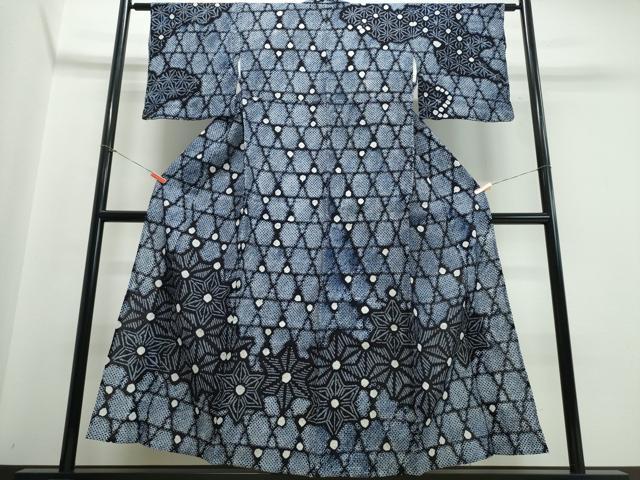 ■■■　サイズ　■■■ 身丈 154cm（肩から） 裄丈 64.5cm 袖丈 47cm　縫込み 4cm 袖幅 34cm 前幅 25cm 後幅 30cm 着物縫いこみ 内揚げ 0cm 裄 お袖側 約1cm　身頃側 約2cm ■■■　商品詳細　■■■ 【綿】 状態は接写画像のように肩当て・居敷当てに薄いシミがございますが その他表地は特に目立ったシミ汚れなどもなく大変良い状態です。 人気の高い“有松鳴海絞り”の浴衣でございます。 “鳴海絞り”ならではの表情を生み出す立体感と 淡いぼかしで息を吹き込まれ、 今にも動き出しそうな迫力を放っております。 夏祭りや花火大会、これから増えるイベントに連れ立って、 より夏をお楽しみ下さいませ。 大変上質な逸品になります。 お安く出品致しますので、是非この機会にいかがでしょうか？ ■■■　注意事項　■■■ ■モニター発色の具合により色合いが異なる場合がございます。 ■寸法は多少の誤差が生じる場合がございますのでご了承ください。 ■縫込みの長さが左右非対称の場合は短い部分を記載しております。 左右非対称であってもご返品・お値引き等の保証は出来かねますので、ご了承の上ご購入をお願い致します。 ■シミ等のチェックには注意を払っておりますが、見落としがある場合もございますし、個人の見解も様々ですので神経質な方のご購入はお控えください。 ■箪笥に入っておりました着物や帯なので畳みシワや匂いがあるものもございます。 ■お休みは基本的に土日祝となりますが、その他臨時でお休みする場合がございますのでご了承ください。 ■商品の発送は平日のみの発送となります。 ■夜間と土曜、日曜日はお問い合わせの回答が遅れる場合がございます。 ■当店では、お直し、紋入れ、お手入れ等は承っておりません。 ■生地の状態（ヤケ、経年劣化等）によってはサイズ直しが出来ない場合がございます。 その点もどうかご了承のうえ、ご購入をお願いいたします。 ■弊社で取り扱う商品は一点ものにつき、時期や在庫状況に応じて金額が変更となる場合がございます。 ■検針は行っておりません。予めご了承いただきますようお願いいたします。 ■【洗える着物】と記載のある商品におきましては、商品お届け後に洗濯を行ってしまってからのご返品にはご対応しかねます。 念の為、専門店でのお手入れをお願いいたします。 ■着物のサイズ目安は下記を参考ください↓ ＜女性着物＞　お端折り次第で＋5cm　−1cmが着用可能サイズ 　例）身丈170cmの場合、身長160cm〜175cm ＜男性着物＞　身丈＋約25cm〜27cm程が適応身長 　例）身丈155cmの場合、身長180〜182cm