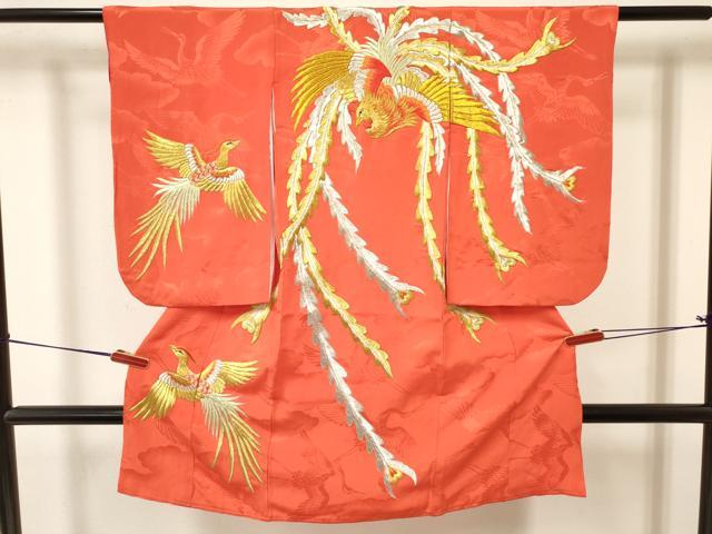 ■■■　サイズ　■■■ 【祝着】 身丈 102cm（肩から） 裄丈 48cm（肩上げ　0cm） 袖丈 56.5cm　縫込み 3.5cm 袖幅 32cm 前幅 15.5cm 後幅 17cm 着物縫いこみ 内揚げ 0cm （腰上げ　0cm） 裄 お袖側 約1cm　身頃側 約0cm ■■■　商品詳細　■■■ 着物【正絹】 状態は接写画像のように上前・下前に薄い汚れがございますが その他特に目立ったシミ汚れなどもなく大変良い状態です。 大変上質な逸品になります。 お安く出品致しますので、是非この機会にいかがでしょうか？ ※肩上げと腰上げがされておりません。 ■■■　注意事項　■■■ ■モニター発色の具合により色合いが異なる場合がございます。 ■寸法は多少の誤差が生じる場合がございますのでご了承ください。 ■縫込みの長さが左右非対称の場合は短い部分を記載しております。 左右非対称であってもご返品・お値引き等の保証は出来かねますので、ご了承の上ご購入をお願い致します。 ■シミ等のチェックには注意を払っておりますが、見落としがある場合もございますし、個人の見解も様々ですので神経質な方のご購入はお控えください。 ■箪笥に入っておりました着物や帯なので畳みシワや匂いがあるものもございます。 ■お休みは基本的に土日祝となりますが、その他臨時でお休みする場合がございますのでご了承ください。 ■商品の発送は平日のみの発送となります。 ■夜間と土曜、日曜日はお問い合わせの回答が遅れる場合がございます。 ■当店では、お直し、紋入れ、お手入れ等は承っておりません。 ■生地の状態（ヤケ、経年劣化等）によってはサイズ直しが出来ない場合がございます。 その点もどうかご了承のうえ、ご購入をお願いいたします。 ■弊社で取り扱う商品は一点ものにつき、時期や在庫状況に応じて金額が変更となる場合がございます。 ■検針は行っておりません。予めご了承いただきますようお願いいたします。 ■【洗える着物】と記載のある商品におきましては、商品お届け後に洗濯を行ってしまってからのご返品にはご対応しかねます。 念の為、専門店でのお手入れをお願いいたします。 ■着物のサイズ目安は下記を参考ください↓ ＜女性着物＞　お端折り次第で＋5cm　−1cmが着用可能サイズ 　例）身丈170cmの場合、身長160cm〜175cm ＜男性着物＞　身丈＋約25cm〜27cm程が適応身長 　例）身丈155cmの場合、身長180〜182cm