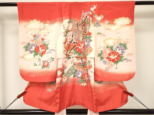 ■■■　サイズ　■■■ 【祝着】 身丈 77.5cm（肩から） 裄丈 40.5cm（肩上げ　2.5cm） 袖丈 56cm　縫込み 1.5cm 袖幅 30cm 前幅 14.5cm 後幅 16cm 着物縫いこみ 内揚げ 0cm （腰上げ　9.5cm） 裄 お袖側 約1.5cm　身頃側 約1cm ■■■　商品詳細　■■■ 着物【正絹】 状態は接写画像のように上前・下前・下前おくみに薄い汚れ 紐部分に糸ホツレがございますが その他特に目立ったシミ汚れなどもなく大変良い状態です。 大変上質な逸品になります。 お安く出品致しますので、是非この機会にいかがでしょうか？ ■■■　注意事項　■■■ ■モニター発色の具合により色合いが異なる場合がございます。 ■寸法は多少の誤差が生じる場合がございますのでご了承ください。 ■縫込みの長さが左右非対称の場合は短い部分を記載しております。 左右非対称であってもご返品・お値引き等の保証は出来かねますので、ご了承の上ご購入をお願い致します。 ■シミ等のチェックには注意を払っておりますが、見落としがある場合もございますし、個人の見解も様々ですので神経質な方のご購入はお控えください。 ■箪笥に入っておりました着物や帯なので畳みシワや匂いがあるものもございます。 ■お休みは基本的に土日祝となりますが、その他臨時でお休みする場合がございますのでご了承ください。 ■商品の発送は平日のみの発送となります。 ■夜間と土曜、日曜日はお問い合わせの回答が遅れる場合がございます。 ■当店では、お直し、紋入れ、お手入れ等は承っておりません。 ■生地の状態（ヤケ、経年劣化等）によってはサイズ直しが出来ない場合がございます。 その点もどうかご了承のうえ、ご購入をお願いいたします。 ■弊社で取り扱う商品は一点ものにつき、時期や在庫状況に応じて金額が変更となる場合がございます。 ■検針は行っておりません。予めご了承いただきますようお願いいたします。 ■【洗える着物】と記載のある商品におきましては、商品お届け後に洗濯を行ってしまってからのご返品にはご対応しかねます。 念の為、専門店でのお手入れをお願いいたします。 ■着物のサイズ目安は下記を参考ください↓ ＜女性着物＞　お端折り次第で＋5cm　−1cmが着用可能サイズ 　例）身丈170cmの場合、身長160cm〜175cm ＜男性着物＞　身丈＋約25cm〜27cm程が適応身長 　例）身丈155cmの場合、身長180〜182cm