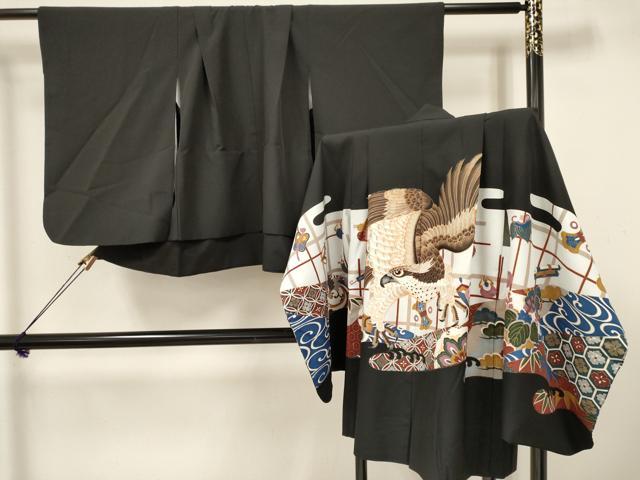 ■■■　サイズ　■■■ 【祝着】 身丈 65cm（肩から） 裄丈 47.5cm（肩上げ　3.5cm） 袖丈 56.5cm　縫込み 1cm 袖幅 32cm 前幅 19cm 後幅 22.5cm 着物縫いこみ 内揚げ 0cm （腰上げ　20cm） 裄 お袖側 約0cm　身頃側 約0cm 【羽織】 身丈 67.5cm（肩から） 裄丈 47cm（肩上げ　3.5cm） 袖丈 56cm　縫込み 1cm 袖幅 31.5cm 前幅 17.5cm 後幅 23.5cm （腰上げ　0cm） 裄 お袖側 約1cm　身頃側 約1cm ■■■　商品詳細　■■■ 着物【化繊】の状態は特に目立ったシミ汚れなどもなく大変良い状態です。 羽織【化繊】の状態は接写画像のように下前・左袖後に薄い汚れがございますが その他特に目立ったシミ汚れなどもなく大変良い状態です。 お安く出品致しますので、是非この機会にいかがでしょうか？ ※着物の袖丈・裄丈・袖幅が羽織よりも大きい仕立てになっておりますので、ご確認の上ご入札くださいませ。 ※羽織の身丈が着物よりも大きい仕立てになっておりますので、ご確認の上ご入札くださいませ。 ※着物胴裏、羽裏にペン書きがございます。 ※ご自身で洗濯された場合の保証はできかねます。専門店にご相談ください。 ■■■　注意事項　■■■ ■モニター発色の具合により色合いが異なる場合がございます。 ■寸法は多少の誤差が生じる場合がございますのでご了承ください。 ■縫込みの長さが左右非対称の場合は短い部分を記載しております。 左右非対称であってもご返品・お値引き等の保証は出来かねますので、ご了承の上ご購入をお願い致します。 ■シミ等のチェックには注意を払っておりますが、見落としがある場合もございますし、個人の見解も様々ですので神経質な方のご購入はお控えください。 ■箪笥に入っておりました着物や帯なので畳みシワや匂いがあるものもございます。 ■お休みは基本的に土日祝となりますが、その他臨時でお休みする場合がございますのでご了承ください。 ■商品の発送は平日のみの発送となります。 ■夜間と土曜、日曜日はお問い合わせの回答が遅れる場合がございます。 ■当店では、お直し、紋入れ、お手入れ等は承っておりません。 ■生地の状態（ヤケ、経年劣化等）によってはサイズ直しが出来ない場合がございます。 その点もどうかご了承のうえ、ご購入をお願いいたします。 ■弊社で取り扱う商品は一点ものにつき、時期や在庫状況に応じて金額が変更となる場合がございます。 ■検針は行っておりません。予めご了承いただきますようお願いいたします。 ■【洗える着物】と記載のある商品におきましては、商品お届け後に洗濯を行ってしまってからのご返品にはご対応しかねます。 念の為、専門店でのお手入れをお願いいたします。 ■着物のサイズ目安は下記を参考ください↓ ＜女性着物＞　お端折り次第で＋5cm　−1cmが着用可能サイズ 　例）身丈170cmの場合、身長160cm〜175cm ＜男性着物＞　身丈＋約25cm〜27cm程が適応身長 　例）身丈155cmの場合、身長180〜182cm