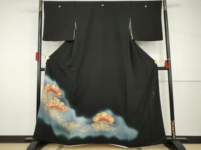 ■■■　サイズ　■■■ 身丈 159cm（肩から） 裄丈 66.5cm 袖丈 48.5cm　縫込み 2cm 袖幅 35cm 前幅 24cm 後幅 30.5cm 着物縫いこみ 内揚げ 12.5cm 裄 お袖側 約0cm　身頃側 約3cm ■■■　商品詳細　■■■ 【正絹・五つ紋・比翼仕立て】 状態は接写画像のように表地所々・八掛・袖口に汚れがございます。 過去には長年にわたり朝日新聞1面の題字下に「青々」の広告を掲載していました。 それは、評価が高まっていた「青々」の名を世に知らしめるきっかけとなり、 その後、京友禅の第一人者と呼ばれるようになりました。 青々の特徴は、金彩を施した豪華かつ優美なもので、 その作品の素晴らしさから青々調と呼ばれる模造品が出回るまでになりました。 大変上質な逸品になりますのでぜひお手入れをされてお召しになられてはいかがでしょうか。 お安く出品致しますので、是非この機会にいかがでしょうか？ ■■■　注意事項　■■■ ■モニター発色の具合により色合いが異なる場合がございます。 ■寸法は多少の誤差が生じる場合がございますのでご了承ください。 ■縫込みの長さが左右非対称の場合は短い部分を記載しております。 左右非対称であってもご返品・お値引き等の保証は出来かねますので、ご了承の上ご購入をお願い致します。 ■シミ等のチェックには注意を払っておりますが、見落としがある場合もございますし、個人の見解も様々ですので神経質な方のご購入はお控えください。 ■箪笥に入っておりました着物や帯なので畳みシワや匂いがあるものもございます。 ■お休みは基本的に土日祝となりますが、その他臨時でお休みする場合がございますのでご了承ください。 ■商品の発送は平日のみの発送となります。 ■夜間と土曜、日曜日はお問い合わせの回答が遅れる場合がございます。 ■当店では、お直し、紋入れ、お手入れ等は承っておりません。 ■生地の状態（ヤケ、経年劣化等）によってはサイズ直しが出来ない場合がございます。 その点もどうかご了承のうえ、ご購入をお願いいたします。 ■弊社で取り扱う商品は一点ものにつき、時期や在庫状況に応じて金額が変更となる場合がございます。 ■検針は行っておりません。予めご了承いただきますようお願いいたします。 ■【洗える着物】と記載のある商品におきましては、商品お届け後に洗濯を行ってしまってからのご返品にはご対応しかねます。 念の為、専門店でのお手入れをお願いいたします。 ■着物のサイズ目安は下記を参考ください↓ ＜女性着物＞　お端折り次第で＋5cm　−1cmが着用可能サイズ 　例）身丈170cmの場合、身長160cm〜175cm ＜男性着物＞　身丈＋約25cm〜27cm程が適応身長 　例）身丈155cmの場合、身長180〜182cm