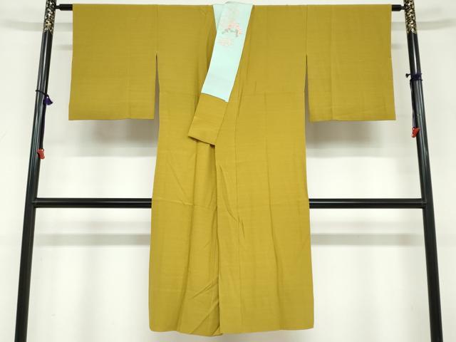 ■■■　サイズ　■■■ 身丈 120cm（肩から） 裄丈 64cm 袖丈 48cm　縫込み 4cm 袖幅 33cm 前幅 27.5cm 後幅 31.5cm 着物縫いこみ 内揚げ 6cm 裄 お袖側 約2cm　身頃側 約3cm ■■■　商品詳細　■■■ 【正絹】 状態は接写画像のように衿裏・衿山に薄い汚れがございますが その他特に目立ったシミ汚れなどもなく大変良い状態です。 大変上質な逸品になります。 お安く出品致しますので、是非この機会にいかがでしょうか？ ■■■　注意事項　■■■ ■モニター発色の具合により色合いが異なる場合がございます。 ■寸法は多少の誤差が生じる場合がございますのでご了承ください。 ■縫込みの長さが左右非対称の場合は短い部分を記載しております。 左右非対称であってもご返品・お値引き等の保証は出来かねますので、ご了承の上ご購入をお願い致します。 ■シミ等のチェックには注意を払っておりますが、見落としがある場合もございますし、個人の見解も様々ですので神経質な方のご購入はお控えください。 ■箪笥に入っておりました着物や帯なので畳みシワや匂いがあるものもございます。 ■お休みは基本的に土日祝となりますが、その他臨時でお休みする場合がございますのでご了承ください。 ■商品の発送は平日のみの発送となります。 ■夜間と土曜、日曜日はお問い合わせの回答が遅れる場合がございます。 ■当店では、お直し、紋入れ、お手入れ等は承っておりません。 ■生地の状態（ヤケ、経年劣化等）によってはサイズ直しが出来ない場合がございます。 その点もどうかご了承のうえ、ご購入をお願いいたします。 ■弊社で取り扱う商品は一点ものにつき、時期や在庫状況に応じて金額が変更となる場合がございます。 ■検針は行っておりません。予めご了承いただきますようお願いいたします。 ■【洗える着物】と記載のある商品におきましては、商品お届け後に洗濯を行ってしまってからのご返品にはご対応しかねます。 念の為、専門店でのお手入れをお願いいたします。 ■着物のサイズ目安は下記を参考ください↓ ＜女性着物＞　お端折り次第で＋5cm　−1cmが着用可能サイズ 　例）身丈170cmの場合、身長160cm〜175cm ＜男性着物＞　身丈＋約25cm〜27cm程が適応身長 　例）身丈155cmの場合、身長180〜182cm