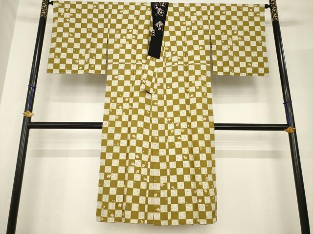 ■■■　サイズ　■■■ 身丈 125cm（肩から） 裄丈 67.5cm 袖丈 48cm　縫込み 7cm 袖幅 33.5cm 前幅 27.5cm 後幅 30.5cm 着物縫いこみ 内揚げ 5cm 裄 お袖側 約2cm　身頃側 約2cm ■■■　商品詳細　■■■ 【正絹】 状態は特に目立ったシミ汚れなどもなく大変良い状態です。 大変上質な逸品になります。 お安く出品致しますので、是非この機会にいかがでしょうか？ ■■■　注意事項　■■■ ■モニター発色の具合により色合いが異なる場合がございます。 ■寸法は多少の誤差が生じる場合がございますのでご了承ください。 ■縫込みの長さが左右非対称の場合は短い部分を記載しております。 左右非対称であってもご返品・お値引き等の保証は出来かねますので、ご了承の上ご購入をお願い致します。 ■シミ等のチェックには注意を払っておりますが、見落としがある場合もございますし、個人の見解も様々ですので神経質な方のご購入はお控えください。 ■箪笥に入っておりました着物や帯なので畳みシワや匂いがあるものもございます。 ■お休みは基本的に土日祝となりますが、その他臨時でお休みする場合がございますのでご了承ください。 ■商品の発送は平日のみの発送となります。 ■夜間と土曜、日曜日はお問い合わせの回答が遅れる場合がございます。 ■当店では、お直し、紋入れ、お手入れ等は承っておりません。 ■生地の状態（ヤケ、経年劣化等）によってはサイズ直しが出来ない場合がございます。 その点もどうかご了承のうえ、ご購入をお願いいたします。 ■弊社で取り扱う商品は一点ものにつき、時期や在庫状況に応じて金額が変更となる場合がございます。 ■検針は行っておりません。予めご了承いただきますようお願いいたします。 ■【洗える着物】と記載のある商品におきましては、商品お届け後に洗濯を行ってしまってからのご返品にはご対応しかねます。 念の為、専門店でのお手入れをお願いいたします。 ■着物のサイズ目安は下記を参考ください↓ ＜女性着物＞　お端折り次第で＋5cm　−1cmが着用可能サイズ 　例）身丈170cmの場合、身長160cm〜175cm ＜男性着物＞　身丈＋約25cm〜27cm程が適応身長 　例）身丈155cmの場合、身長180〜182cm
