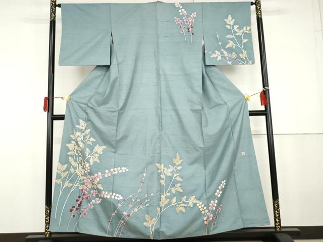 ■■■　サイズ　■■■ 身丈 156cm（肩から） 裄丈 64cm 袖丈 47.5cm　縫込み 4.5cm 袖幅 32.5cm 前幅 23cm 後幅 29cm 着物縫いこみ 内揚げ 5.5cm 裄 お袖側 約2cm　身頃側 約3cm ■■■　商品詳細　■■■ 【正絹】 状態は接写画像のように表地所々・胴裏・袖口に薄い汚れ、表地所々にヤケがございます。 大変上質な逸品になりますのでぜひお手入れをされてお召しになられてはいかがでしょうか。 お安く出品致しますので、是非この機会にいかがでしょうか？ ■■■　注意事項　■■■ ■モニター発色の具合により色合いが異なる場合がございます。 ■寸法は多少の誤差が生じる場合がございますのでご了承ください。 ■縫込みの長さが左右非対称の場合は短い部分を記載しております。 左右非対称であってもご返品・お値引き等の保証は出来かねますので、ご了承の上ご購入をお願い致します。 ■シミ等のチェックには注意を払っておりますが、見落としがある場合もございますし、個人の見解も様々ですので神経質な方のご購入はお控えください。 ■箪笥に入っておりました着物や帯なので畳みシワや匂いがあるものもございます。 ■お休みは基本的に土日祝となりますが、その他臨時でお休みする場合がございますのでご了承ください。 ■商品の発送は平日のみの発送となります。 ■夜間と土曜、日曜日はお問い合わせの回答が遅れる場合がございます。 ■当店では、お直し、紋入れ、お手入れ等は承っておりません。 ■生地の状態（ヤケ、経年劣化等）によってはサイズ直しが出来ない場合がございます。 その点もどうかご了承のうえ、ご購入をお願いいたします。 ■弊社で取り扱う商品は一点ものにつき、時期や在庫状況に応じて金額が変更となる場合がございます。 ■検針は行っておりません。予めご了承いただきますようお願いいたします。 ■【洗える着物】と記載のある商品におきましては、商品お届け後に洗濯を行ってしまってからのご返品にはご対応しかねます。 念の為、専門店でのお手入れをお願いいたします。 ■着物のサイズ目安は下記を参考ください↓ ＜女性着物＞　お端折り次第で＋5cm　−1cmが着用可能サイズ 　例）身丈170cmの場合、身長160cm〜175cm ＜男性着物＞　身丈＋約25cm〜27cm程が適応身長 　例）身丈155cmの場合、身長180〜182cm