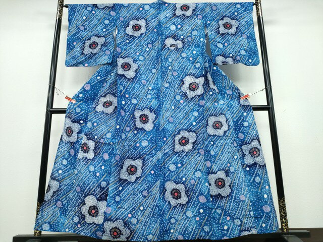 ■■■　サイズ　■■■ 身丈 161cm（肩から） 裄丈 67cm 袖丈 49cm　縫込み 2.5cm 袖幅 34.5cm 前幅 24cm 後幅 33cm 着物縫いこみ 内揚げ 0cm 裄 お袖側 約2.5cm　身頃側 約2cm ■■■　商品詳細　■■■ 【綿】 状態は特に目立ったシミ汚れなどもなく大変良い状態です。 人気の高い“有松鳴海絞り”の浴衣でございます。 “鳴海絞り”ならではの表情を生み出す立体感と 淡いぼかしで息を吹き込まれ、 今にも動き出しそうな迫力を放っております。 夏祭りや花火大会、これから増えるイベントに連れ立って、 より夏をお楽しみ下さいませ。 大変上質な逸品になります。 お安く出品致しますので、是非この機会にいかがでしょうか？ ■■■　注意事項　■■■ ■モニター発色の具合により色合いが異なる場合がございます。 ■寸法は多少の誤差が生じる場合がございますのでご了承ください。 ■縫込みの長さが左右非対称の場合は短い部分を記載しております。 左右非対称であってもご返品・お値引き等の保証は出来かねますので、ご了承の上ご購入をお願い致します。 ■シミ等のチェックには注意を払っておりますが、見落としがある場合もございますし、個人の見解も様々ですので神経質な方のご購入はお控えください。 ■箪笥に入っておりました着物や帯なので畳みシワや匂いがあるものもございます。 ■お休みは基本的に土日祝となりますが、その他臨時でお休みする場合がございますのでご了承ください。 ■商品の発送は平日のみの発送となります。 ■夜間と土曜、日曜日はお問い合わせの回答が遅れる場合がございます。 ■当店では、お直し、紋入れ、お手入れ等は承っておりません。 ■生地の状態（ヤケ、経年劣化等）によってはサイズ直しが出来ない場合がございます。 その点もどうかご了承のうえ、ご購入をお願いいたします。 ■弊社で取り扱う商品は一点ものにつき、時期や在庫状況に応じて金額が変更となる場合がございます。 ■検針は行っておりません。予めご了承いただきますようお願いいたします。 ■【洗える着物】と記載のある商品におきましては、商品お届け後に洗濯を行ってしまってからのご返品にはご対応しかねます。 念の為、専門店でのお手入れをお願いいたします。 ■着物のサイズ目安は下記を参考ください↓ ＜女性着物＞　お端折り次第で＋5cm　−1cmが着用可能サイズ 　例）身丈170cmの場合、身長160cm〜175cm ＜男性着物＞　身丈＋約25cm〜27cm程が適応身長 　例）身丈155cmの場合、身長180〜182cm