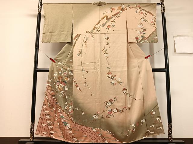 ■■■　サイズ　■■■ 身丈 153cm（肩から） 裄丈 64cm 袖丈 48cm　縫込み 5.5cm 袖幅 33cm 前幅 23cm 後幅 29cm 着物縫いこみ 内揚げ 10cm 裄 お袖側 約2.5cm　身頃側 約4cm ■■■　商品詳細　■■■ 【正絹】 状態は接写画像のように後身頃・衿山に薄い汚れがございますが その他特に目立ったシミ汚れなどもなく大変良い状態です。 大変上質な逸品になります。 お安く出品致しますので、是非この機会にいかがでしょうか？ ■■■　注意事項　■■■ ■モニター発色の具合により色合いが異なる場合がございます。 ■寸法は多少の誤差が生じる場合がございますのでご了承ください。 ■縫込みの長さが左右非対称の場合は短い部分を記載しております。 左右非対称であってもご返品・お値引き等の保証は出来かねますので、ご了承の上ご購入をお願い致します。 ■シミ等のチェックには注意を払っておりますが、見落としがある場合もございますし、個人の見解も様々ですので神経質な方のご購入はお控えください。 ■箪笥に入っておりました着物や帯なので畳みシワや匂いがあるものもございます。 ■お休みは基本的に土日祝となりますが、その他臨時でお休みする場合がございますのでご了承ください。 ■商品の発送は平日のみの発送となります。 ■夜間と土曜、日曜日はお問い合わせの回答が遅れる場合がございます。 ■当店では、お直し、紋入れ、お手入れ等は承っておりません。 ■生地の状態（ヤケ、経年劣化等）によってはサイズ直しが出来ない場合がございます。 その点もどうかご了承のうえ、ご購入をお願いいたします。 ■弊社で取り扱う商品は一点ものにつき、時期や在庫状況に応じて金額が変更となる場合がございます。 ■検針は行っておりません。予めご了承いただきますようお願いいたします。 ■【洗える着物】と記載のある商品におきましては、商品お届け後に洗濯を行ってしまってからのご返品にはご対応しかねます。 念の為、専門店でのお手入れをお願いいたします。 ■写真に写っている物が全てになります。それ以外の付属品はございませんのでご了承ください。 ■状態に関する写真につきましては、掲載可能な写真枚数に限りがあるため、各箇所につき1枚参考画像を掲載しております。 ■着物のサイズ目安は下記を参考ください↓ ＜女性着物＞　お端折り次第で＋5cm　−1cmが着用可能サイズ 　例）身丈170cmの場合、身長160cm〜175cm ＜男性着物＞　身丈＋約25cm〜27cm程が適応身長 　例）身丈155cmの場合、身長180〜182cm