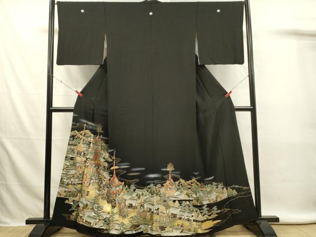 ■■■　サイズ　■■■ 身丈 162cm（肩から） 裄丈 66.5cm 袖丈 47.5cm　縫込み 3cm 袖幅 33cm 前幅 25cm 後幅 30.5cm 着物縫いこみ 内揚げ 5cm 裄 お袖側 約0cm　身頃側 約0cm ■■■　商品詳細　■■■ 【正絹・五つ紋・比翼仕立て】 状態は画像を添付しておりますので、そちらをご確認下さいますよう宜しくお願い致します。 大変上質な逸品になります。 お安く出品致しますので、是非この機会にいかがでしょうか？ ■■■　注意事項　■■■ ■モニター発色の具合により色合いが異なる場合がございます。 ■寸法は多少の誤差が生じる場合がございますのでご了承ください。 ■縫込みの長さが左右非対称の場合は短い部分を記載しております。 左右非対称であってもご返品・お値引き等の保証は出来かねますので、ご了承の上ご購入をお願い致します。 ■シミ等のチェックには注意を払っておりますが、見落としがある場合もございますし、個人の見解も様々ですので神経質な方のご購入はお控えください。 ■箪笥に入っておりました着物や帯なので畳みシワや匂いがあるものもございます。 ■お休みは基本的に土日祝となりますが、その他臨時でお休みする場合がございますのでご了承ください。 ■商品の発送は平日のみの発送となります。 ■夜間と土曜、日曜日はお問い合わせの回答が遅れる場合がございます。 ■当店では、お直し、紋入れ、お手入れ等は承っておりません。 ■生地の状態（ヤケ、経年劣化等）によってはサイズ直しが出来ない場合がございます。 その点もどうかご了承のうえ、ご購入をお願いいたします。 ■弊社で取り扱う商品は一点ものにつき、時期や在庫状況に応じて金額が変更となる場合がございます。 ■検針は行っておりません。予めご了承いただきますようお願いいたします。 ■【洗える着物】と記載のある商品におきましては、商品お届け後に洗濯を行ってしまってからのご返品にはご対応しかねます。 念の為、専門店でのお手入れをお願いいたします。 ■写真に写っている物が全てになります。それ以外の付属品はございませんのでご了承ください。 ■状態に関する写真につきましては、掲載可能な写真枚数に限りがあるため、各箇所につき1枚参考画像を掲載しております。 ■着物のサイズ目安は下記を参考ください↓ ＜女性着物＞　お端折り次第で＋5cm　−1cmが着用可能サイズ 　例）身丈170cmの場合、身長160cm〜175cm ＜男性着物＞　身丈＋約25cm〜27cm程が適応身長 　例）身丈155cmの場合、身長180〜182cm