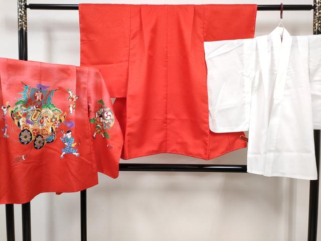 ■■■　サイズ　■■■ 【祝着】 身丈 74cm（肩から） 裄丈 42.5cm（肩上げ　2cm） 袖丈 45cm　縫込み 2cm 袖幅 24.5cm 前幅 16.5cm 後幅 23cm 着物縫いこみ 内揚げ 0cm （腰上げ　0cm） 裄 お袖側 約2cm　身頃側 約1.5cm 【羽織】 身丈 53cm（肩から） 裄丈 43.5cm（肩上げ　2cm） 袖丈 45.5cm　縫込み 3.5cm 袖幅 25cm 前幅 16cm 後幅 23.5cm （腰上げ　0cm） 裄 お袖側 約1.5cm　身頃側 約1.5cm 【長襦袢】 身丈 64.5cm（肩から） 裄丈 36.5cm（肩上げ　4.5cm） 袖丈 44.5cm　縫込み 2cm 袖幅 24cm 前幅 31cm 後幅 22cm 着物縫いこみ 内揚げ 0cm （腰上げ　0cm） 裄 お袖側 約5.5cm　身頃側 約1cm ■■■　商品詳細　■■■ 着物・羽織・襦袢【化繊】のいずれも 状態は特に目立ったシミ汚れなどもなく大変良い状態です。 お安く出品致しますので、是非この機会にいかがでしょうか？ ※長襦袢の前幅が後幅よりも大きい仕立てになっておりますので、ご確認の上ご入札くださいませ。 ※ご自身で洗濯された場合の保証はできかねます。専門店にご相談ください。 ■■■　注意事項　■■■ ■モニター発色の具合により色合いが異なる場合がございます。 ■寸法は多少の誤差が生じる場合がございますのでご了承ください。 ■縫込みの長さが左右非対称の場合は短い部分を記載しております。 左右非対称であってもご返品・お値引き等の保証は出来かねますので、ご了承の上ご購入をお願い致します。 ■シミ等のチェックには注意を払っておりますが、見落としがある場合もございますし、個人の見解も様々ですので神経質な方のご購入はお控えください。 ■箪笥に入っておりました着物や帯なので畳みシワや匂いがあるものもございます。 ■お休みは基本的に土日祝となりますが、その他臨時でお休みする場合がございますのでご了承ください。 ■商品の発送は平日のみの発送となります。 ■夜間と土曜、日曜日はお問い合わせの回答が遅れる場合がございます。 ■当店では、お直し、紋入れ、お手入れ等は承っておりません。 ■生地の状態（ヤケ、経年劣化等）によってはサイズ直しが出来ない場合がございます。 その点もどうかご了承のうえ、ご購入をお願いいたします。 ■弊社で取り扱う商品は一点ものにつき、時期や在庫状況に応じて金額が変更となる場合がございます。 ■検針は行っておりません。予めご了承いただきますようお願いいたします。 ■【洗える着物】と記載のある商品におきましては、商品お届け後に洗濯を行ってしまってからのご返品にはご対応しかねます。 念の為、専門店でのお手入れをお願いいたします。 ■写真に写っている物が全てになります。それ以外の付属品はございませんのでご了承ください。 ■状態に関する写真につきましては、掲載可能な写真枚数に限りがあるため、各箇所につき1枚参考画像を掲載しております。 ■着物のサイズ目安は下記を参考ください↓ ＜女性着物＞　お端折り次第で＋5cm　−1cmが着用可能サイズ 　例）身丈170cmの場合、身長160cm〜175cm ＜男性着物＞　身丈＋約25cm〜27cm程が適応身長 　例）身丈155cmの場合、身長180〜182cm