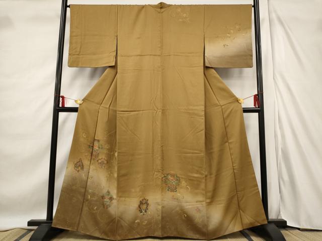 ■■■　サイズ　■■■ 身丈 163cm（肩から） 裄丈 66cm 袖丈 48cm　縫込み 5cm 袖幅 34cm 前幅 24.5cm 後幅 30cm 着物縫いこみ 内揚げ 4.5cm 裄 お袖側 約3cm　身頃側 約2cm ■■■　商品詳細　■■■ 【正絹】 状態は画像を添付しておりますので、そちらをご確認下さいますよう宜しくお願い致します。 大変上質な逸品になります。 お安く出品致しますので、是非この機会にいかがでしょうか？ ■■■　注意事項　■■■ ■モニター発色の具合により色合いが異なる場合がございます。 ■寸法は多少の誤差が生じる場合がございますのでご了承ください。 ■縫込みの長さが左右非対称の場合は短い部分を記載しております。 左右非対称であってもご返品・お値引き等の保証は出来かねますので、ご了承の上ご購入をお願い致します。 ■シミ等のチェックには注意を払っておりますが、見落としがある場合もございますし、個人の見解も様々ですので神経質な方のご購入はお控えください。 ■箪笥に入っておりました着物や帯なので畳みシワや匂いがあるものもございます。 ■お休みは基本的に土日祝となりますが、その他臨時でお休みする場合がございますのでご了承ください。 ■商品の発送は平日のみの発送となります。 ■夜間と土曜、日曜日はお問い合わせの回答が遅れる場合がございます。 ■当店では、お直し、紋入れ、お手入れ等は承っておりません。 ■生地の状態（ヤケ、経年劣化等）によってはサイズ直しが出来ない場合がございます。 その点もどうかご了承のうえ、ご購入をお願いいたします。 ■弊社で取り扱う商品は一点ものにつき、時期や在庫状況に応じて金額が変更となる場合がございます。 ■検針は行っておりません。予めご了承いただきますようお願いいたします。 ■【洗える着物】と記載のある商品におきましては、商品お届け後に洗濯を行ってしまってからのご返品にはご対応しかねます。 念の為、専門店でのお手入れをお願いいたします。 ■着物のサイズ目安は下記を参考ください↓ ＜女性着物＞　お端折り次第で＋5cm　−1cmが着用可能サイズ 　例）身丈170cmの場合、身長160cm〜175cm ＜男性着物＞　身丈＋約25cm〜27cm程が適応身長 　例）身丈155cmの場合、身長180〜182cm