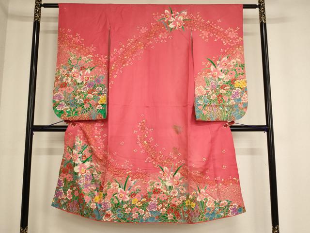 ■■■　サイズ　■■■ 【祝着】 身丈 131cm（肩から） 裄丈 55.5cm（肩上げ　0cm） 袖丈 74cm　縫込み 3cm 袖幅 31cm 前幅 18cm 後幅 25cm 着物縫いこみ 内揚げ 0cm （腰上げ　0cm） 裄 お袖側 約2.5cm　身頃側 約0cm ■■■　商品詳細　■■■ 着物【正絹】の状態は接写画像のように左袖後・後身頃・下前・衿・肩山・八掛に汚れがございますが その他特に目立ったシミ汚れなどもなく大変良い状態です。 大変上質な逸品になります。 お安く出品致しますので、是非この機会にいかがでしょうか？ ※若干たたみシワがございます。 ■■■　注意事項　■■■ ■モニター発色の具合により色合いが異なる場合がございます。 ■寸法は多少の誤差が生じる場合がございますのでご了承ください。 ■縫込みの長さが左右非対称の場合は短い部分を記載しております。 左右非対称であってもご返品・お値引き等の保証は出来かねますので、ご了承の上ご購入をお願い致します。 ■シミ等のチェックには注意を払っておりますが、見落としがある場合もございますし、個人の見解も様々ですので神経質な方のご購入はお控えください。 ■箪笥に入っておりました着物や帯なので畳みシワや匂いがあるものもございます。 ■お休みは基本的に土日祝となりますが、その他臨時でお休みする場合がございますのでご了承ください。 ■商品の発送は平日のみの発送となります。 ■夜間と土曜、日曜日はお問い合わせの回答が遅れる場合がございます。 ■当店では、お直し、紋入れ、お手入れ等は承っておりません。 ■生地の状態（ヤケ、経年劣化等）によってはサイズ直しが出来ない場合がございます。 その点もどうかご了承のうえ、ご購入をお願いいたします。 ■弊社で取り扱う商品は一点ものにつき、時期や在庫状況に応じて金額が変更となる場合がございます。 ■検針は行っておりません。予めご了承いただきますようお願いいたします。 ■【洗える着物】と記載のある商品におきましては、商品お届け後に洗濯を行ってしまってからのご返品にはご対応しかねます。 念の為、専門店でのお手入れをお願いいたします。 ■着物のサイズ目安は下記を参考ください↓ ＜女性着物＞　お端折り次第で＋5cm　−1cmが着用可能サイズ 　例）身丈170cmの場合、身長160cm〜175cm ＜男性着物＞　身丈＋約25cm〜27cm程が適応身長 　例）身丈155cmの場合、身長180〜182cm