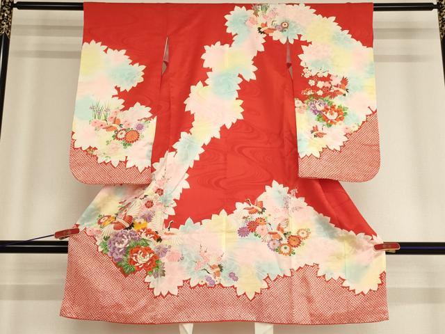 ■■■　サイズ　■■■ 【祝着】 身丈 102cm（肩から） 裄丈 45cm（肩上げ　0cm） 袖丈 61.5cm　縫込み 1.5cm 袖幅 26cm 前幅 15.5cm 後幅 20cm 着物縫いこみ 内揚げ 0cm （腰上げ　0cm） 裄 お袖側 約0cm　身頃側 約0cm ■■■　商品詳細　■■■ 着物【正絹】の状態は接写画像のように後身頃・左袖後・紐に汚れがございますが その他特に目立ったシミ汚れなどもなく大変良い状態です。 大変上質な逸品になります。 お安く出品致しますので、是非この機会にいかがでしょうか？ ■■■　注意事項　■■■ ■モニター発色の具合により色合いが異なる場合がございます。 ■寸法は多少の誤差が生じる場合がございますのでご了承ください。 ■縫込みの長さが左右非対称の場合は短い部分を記載しております。 左右非対称であってもご返品・お値引き等の保証は出来かねますので、ご了承の上ご購入をお願い致します。 ■シミ等のチェックには注意を払っておりますが、見落としがある場合もございますし、個人の見解も様々ですので神経質な方のご購入はお控えください。 ■箪笥に入っておりました着物や帯なので畳みシワや匂いがあるものもございます。 ■お休みは基本的に土日祝となりますが、その他臨時でお休みする場合がございますのでご了承ください。 ■商品の発送は平日のみの発送となります。 ■夜間と土曜、日曜日はお問い合わせの回答が遅れる場合がございます。 ■当店では、お直し、紋入れ、お手入れ等は承っておりません。 ■生地の状態（ヤケ、経年劣化等）によってはサイズ直しが出来ない場合がございます。 その点もどうかご了承のうえ、ご購入をお願いいたします。 ■弊社で取り扱う商品は一点ものにつき、時期や在庫状況に応じて金額が変更となる場合がございます。 ■検針は行っておりません。予めご了承いただきますようお願いいたします。 ■【洗える着物】と記載のある商品におきましては、商品お届け後に洗濯を行ってしまってからのご返品にはご対応しかねます。 念の為、専門店でのお手入れをお願いいたします。 ■着物のサイズ目安は下記を参考ください↓ ＜女性着物＞　お端折り次第で＋5cm　−1cmが着用可能サイズ 　例）身丈170cmの場合、身長160cm〜175cm ＜男性着物＞　身丈＋約25cm〜27cm程が適応身長 　例）身丈155cmの場合、身長180〜182cm