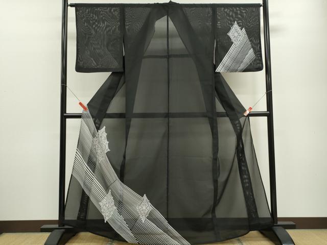 ■■■　サイズ　■■■ 身丈 162cm（肩から） 裄丈 66.5cm 袖丈 48.5cm　縫込み 3cm 袖幅 32.5cm 前幅 24.5cm 後幅 31.5cm 着物縫いこみ 内揚げ 0cm 裄 お袖側 約2cm　身頃側 約1cm ■■■　商品詳細　■■■ 【化繊】 状態は接写画像のように上前・衿裏・衿山に薄い汚れがございますが その他特に目立ったシミ汚れなどもなく大変良い状態です。 お安く出品致しますので、是非この機会にいかがでしょうか？※ご自身で洗濯された場合の保証はできかねます。 専門店にご相談ください。 ■■■　注意事項　■■■ ■モニター発色の具合により色合いが異なる場合がございます。 ■寸法は多少の誤差が生じる場合がございますのでご了承ください。 ■縫込みの長さが左右非対称の場合は短い部分を記載しております。 左右非対称であってもご返品・お値引き等の保証は出来かねますので、ご了承の上ご購入をお願い致します。 ■シミ等のチェックには注意を払っておりますが、見落としがある場合もございますし、個人の見解も様々ですので神経質な方のご購入はお控えください。 ■箪笥に入っておりました着物や帯なので畳みシワや匂いがあるものもございます。 ■お休みは基本的に土日祝となりますが、その他臨時でお休みする場合がございますのでご了承ください。 ■商品の発送は平日のみの発送となります。 ■夜間と土曜、日曜日はお問い合わせの回答が遅れる場合がございます。 ■当店では、お直し、紋入れ、お手入れ等は承っておりません。 ■生地の状態（ヤケ、経年劣化等）によってはサイズ直しが出来ない場合がございます。 その点もどうかご了承のうえ、ご購入をお願いいたします。 ■弊社で取り扱う商品は一点ものにつき、時期や在庫状況に応じて金額が変更となる場合がございます。 ■検針は行っておりません。予めご了承いただきますようお願いいたします。 ■【洗える着物】と記載のある商品におきましては、商品お届け後に洗濯を行ってしまってからのご返品にはご対応しかねます。 念の為、専門店でのお手入れをお願いいたします。 ■着物のサイズ目安は下記を参考ください↓ ＜女性着物＞　お端折り次第で＋5cm　−1cmが着用可能サイズ 　例）身丈170cmの場合、身長160cm〜175cm ＜男性着物＞　身丈＋約25cm〜27cm程が適応身長 　例）身丈155cmの場合、身長180〜182cm