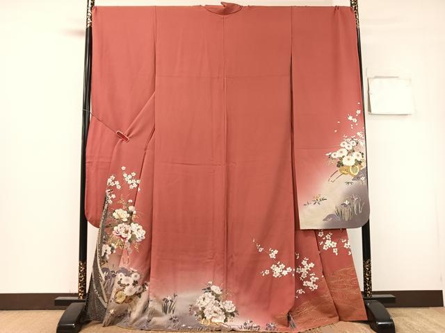 ■■■　サイズ　■■■ 身丈 170cm（肩から） 裄丈 72.5cm 袖丈 118.5cm　縫込み 5.5cm 袖幅 36.5cm 前幅 30cm 後幅 36.5cm 着物縫いこみ 内揚げ 5cm 裄 お袖側 約1cm　身頃側 約1cm ■■■　商品詳細　■■■ 【正絹】 状態は接写画像のように右袖前に薄い汚れがございますが その他特に目立ったシミ汚れなどもなく大変良い状態です。 大変上質な逸品になります。 お安く出品致しますので、是非この機会にいかがでしょうか？ ■■■　注意事項　■■■ ■モニター発色の具合により色合いが異なる場合がございます。 ■寸法は多少の誤差が生じる場合がございますのでご了承ください。 ■縫込みの長さが左右非対称の場合は短い部分を記載しております。 左右非対称であってもご返品・お値引き等の保証は出来かねますので、ご了承の上ご購入をお願い致します。 ■シミ等のチェックには注意を払っておりますが、見落としがある場合もございますし、個人の見解も様々ですので神経質な方のご購入はお控えください。 ■箪笥に入っておりました着物や帯なので畳みシワや匂いがあるものもございます。 ■お休みは基本的に土日祝となりますが、その他臨時でお休みする場合がございますのでご了承ください。 ■商品の発送は平日のみの発送となります。 ■夜間と土曜、日曜日はお問い合わせの回答が遅れる場合がございます。 ■当店では、お直し、紋入れ、お手入れ等は承っておりません。 ■生地の状態（ヤケ、経年劣化等）によってはサイズ直しが出来ない場合がございます。 その点もどうかご了承のうえ、ご購入をお願いいたします。 ■弊社で取り扱う商品は一点ものにつき、時期や在庫状況に応じて金額が変更となる場合がございます。 ■検針は行っておりません。予めご了承いただきますようお願いいたします。 ■【洗える着物】と記載のある商品におきましては、商品お届け後に洗濯を行ってしまってからのご返品にはご対応しかねます。 念の為、専門店でのお手入れをお願いいたします。 ■写真に写っている物が全てになります。それ以外の付属品はございませんのでご了承ください。 ■状態に関する写真につきましては、掲載可能な写真枚数に限りがあるため、各箇所につき1枚参考画像を掲載しております。 ■着物のサイズ目安は下記を参考ください↓ ＜女性着物＞　お端折り次第で＋5cm　−1cmが着用可能サイズ 　例）身丈170cmの場合、身長160cm〜175cm ＜男性着物＞　身丈＋約25cm〜27cm程が適応身長 　例）身丈155cmの場合、身長180〜182cm