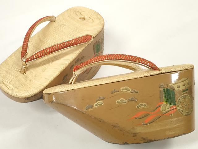 ■■■　サイズ　■■■ 【下駄】 長さ 19.5cm　幅 8cm　高さ 8cm程 ■■■　商品詳細　■■■ 状態は参考画像のように薄い汚れ・スレがございます。 大変上質な逸品になります。 お安く出品致しますので、是非この機会にいかがでしょうか？ ■■■　注意事項　■■■ ■モニター発色の具合により色合いが異なる場合がございます。 ■寸法は多少の誤差が生じる場合がございますのでご了承ください。 ■縫込みの長さが左右非対称の場合は短い部分を記載しております。 左右非対称であってもご返品・お値引き等の保証は出来かねますので、ご了承の上ご購入をお願い致します。 ■シミ等のチェックには注意を払っておりますが、見落としがある場合もございますし、個人の見解も様々ですので神経質な方のご購入はお控えください。 ■箪笥に入っておりました着物や帯なので畳みシワや匂いがあるものもございます。 ■お休みは基本的に土日祝となりますが、その他臨時でお休みする場合がございますのでご了承ください。 ■商品の発送は平日のみの発送となります。 ■夜間と土曜、日曜日はお問い合わせの回答が遅れる場合がございます。 ■当店では、お直し、紋入れ、お手入れ等は承っておりません。 ■生地の状態（ヤケ、経年劣化等）によってはサイズ直しが出来ない場合がございます。 その点もどうかご了承のうえ、ご購入をお願いいたします。 ■弊社で取り扱う商品は一点ものにつき、時期や在庫状況に応じて金額が変更となる場合がございます。 ■検針は行っておりません。予めご了承いただきますようお願いいたします。 ■【洗える着物】と記載のある商品におきましては、商品お届け後に洗濯を行ってしまってからのご返品にはご対応しかねます。 念の為、専門店でのお手入れをお願いいたします。 ■着物のサイズ目安は下記を参考ください↓ ＜女性着物＞　お端折り次第で＋5cm　−1cmが着用可能サイズ 　例）身丈170cmの場合、身長160cm〜175cm ＜男性着物＞　身丈＋約25cm〜27cm程が適応身長 　例）身丈155cmの場合、身長180〜182cm