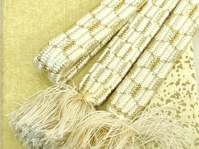 ■■■　サイズ　■■■ 長さ　約148cm（房を除く） ■■■　商品詳細　■■■ 【正絹】 状態は接写画像のように所々に薄い汚れがございます。 大変上質な極上の逸品になります。 お安く出品致しますので、是非この機会にいかがでしょうか？ ■■■　注意事項　■■■ ■モニター発色の具合により色合いが異なる場合がございます。 ■寸法は多少の誤差が生じる場合がございますのでご了承ください。 ■縫込みの長さが左右非対称の場合は短い部分を記載しております。 左右非対称であってもご返品・お値引き等の保証は出来かねますので、ご了承の上ご購入をお願い致します。 ■シミ等のチェックには注意を払っておりますが、見落としがある場合もございますし、個人の見解も様々ですので神経質な方のご購入はお控えください。 ■箪笥に入っておりました着物や帯なので畳みシワや匂いがあるものもございます。 ■お休みは基本的に土日祝となりますが、その他臨時でお休みする場合がございますのでご了承ください。 ■商品の発送は平日のみの発送となります。 ■夜間と土曜、日曜日はお問い合わせの回答が遅れる場合がございます。 ■当店では、お直し、紋入れ、お手入れ等は承っておりません。 ■生地の状態（ヤケ、経年劣化等）によってはサイズ直しが出来ない場合がございます。 その点もどうかご了承のうえ、ご購入をお願いいたします。 ■弊社で取り扱う商品は一点ものにつき、時期や在庫状況に応じて金額が変更となる場合がございます。 ■検針は行っておりません。予めご了承いただきますようお願いいたします。 ■【洗える着物】と記載のある商品におきましては、商品お届け後に洗濯を行ってしまってからのご返品にはご対応しかねます。 念の為、専門店でのお手入れをお願いいたします。 ■写真に写っている物が全てになります。 それ以外の付属品はございませんのでご了承ください。 ■着物のサイズ目安は下記を参考ください↓ ＜女性着物＞　お端折り次第で＋5cm　−10cmが着用可能サイズ 　例）身丈170cmの場合、身長160cm〜175cm ＜男性着物＞　身丈＋約25cm〜27cm程が適応身長 　例）身丈155cmの場合、身長180cm〜182cm