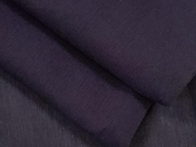 ■■■　サイズ　■■■ 身丈 155.5cm（肩から） 裄丈 65.5cm 袖丈 48cm　縫込み 1.5cm 袖幅 33cm 前幅 24cm 後幅 32cm 着物縫いこみ 内揚げ 0cm 裄 お袖側 約1.5cm　身頃側 約2.5cm ■■■　商品詳細　■■■ 【正絹・紋無し】 状態は接写画像のように衿裏に薄い汚れがございますが その他表地は特に目立ったシミ汚れなどもなく大変良い状態です。 大変上質な逸品になります。 お安く出品致しますので、是非この機会にいかがでしょうか？ ※若干たたみジワがございます。 ■■■　注意事項　■■■ ■モニター発色の具合により色合いが異なる場合がございます。 ■寸法は多少の誤差が生じる場合がございますのでご了承ください。 ■縫込みの長さが左右非対称の場合は短い部分を記載しております。 左右非対称であってもご返品・お値引き等の保証は出来かねますので、ご了承の上ご購入をお願い致します。 ■シミ等のチェックには注意を払っておりますが、見落としがある場合もございますし、個人の見解も様々ですので神経質な方のご購入はお控えください。 ■箪笥に入っておりました着物や帯なので畳みシワや匂いがあるものもございます。 ■お休みは基本的に土日祝となりますが、その他臨時でお休みする場合がございますのでご了承ください。 ■商品の発送は平日のみの発送となります。 ■夜間と土曜、日曜日はお問い合わせの回答が遅れる場合がございます。 ■当店では、お直し、紋入れ、お手入れ等は承っておりません。 ■生地の状態（ヤケ、経年劣化等）によってはサイズ直しが出来ない場合がございます。 その点もどうかご了承のうえ、ご購入をお願いいたします。 ■弊社で取り扱う商品は一点ものにつき、時期や在庫状況に応じて金額が変更となる場合がございます。 ■検針は行っておりません。予めご了承いただきますようお願いいたします。 ■【洗える着物】と記載のある商品におきましては、商品お届け後に洗濯を行ってしまってからのご返品にはご対応しかねます。 念の為、専門店でのお手入れをお願いいたします。 ■着物のサイズ目安は下記を参考ください↓ ＜女性着物＞　お端折り次第で＋5cm　−1cmが着用可能サイズ 　例）身丈170cmの場合、身長160cm〜175cm ＜男性着物＞　身丈＋約25cm〜27cm程が適応身長 　例）身丈155cmの場合、身長180〜182cm