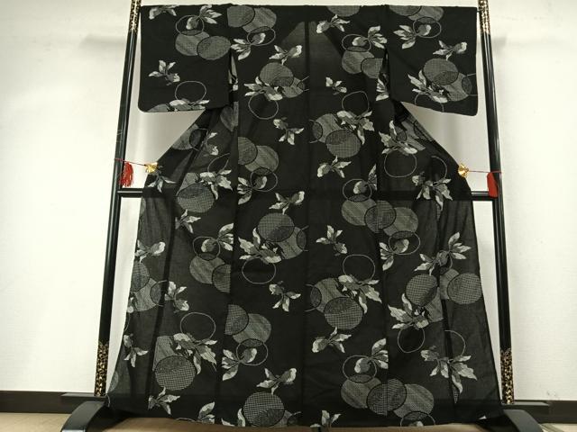 ■■■　サイズ　■■■ 身丈 162.5cm（肩から） 裄丈 68cm 袖丈 47cm　縫込み 1cm 袖幅 35cm 前幅 24cm 後幅 30cm 着物縫いこみ 内揚げ 0cm 裄 お袖側 約2cm　身頃側 約1cm ■■■　商品詳細　■■■ 【綿】 状態は特に目立ったシミ汚れなどもなく大変良い状態です。 大変上質な逸品になります。 お安く出品致しますので、是非この機会にいかがでしょうか？ ■■■　注意事項　■■■ ■モニター発色の具合により色合いが異なる場合がございます。 ■寸法は多少の誤差が生じる場合がございますのでご了承ください。 ■縫込みの長さが左右非対称の場合は短い部分を記載しております。 左右非対称であってもご返品・お値引き等の保証は出来かねますので、ご了承の上ご購入をお願い致します。 ■シミ等のチェックには注意を払っておりますが、見落としがある場合もございますし、個人の見解も様々ですので神経質な方のご購入はお控えください。 ■箪笥に入っておりました着物や帯なので畳みシワや匂いがあるものもございます。 ■お休みは基本的に土日祝となりますが、その他臨時でお休みする場合がございますのでご了承ください。 ■商品の発送は平日のみの発送となります。 ■夜間と土曜、日曜日はお問い合わせの回答が遅れる場合がございます。 ■当店では、お直し、紋入れ、お手入れ等は承っておりません。 ■生地の状態（ヤケ、経年劣化等）によってはサイズ直しが出来ない場合がございます。 その点もどうかご了承のうえ、ご購入をお願いいたします。 ■弊社で取り扱う商品は一点ものにつき、時期や在庫状況に応じて金額が変更となる場合がございます。 ■検針は行っておりません。予めご了承いただきますようお願いいたします。 ■【洗える着物】と記載のある商品におきましては、商品お届け後に洗濯を行ってしまってからのご返品にはご対応しかねます。 念の為、専門店でのお手入れをお願いいたします。 ■着物のサイズ目安は下記を参考ください↓ ＜女性着物＞　お端折り次第で＋5cm　−1cmが着用可能サイズ 　例）身丈170cmの場合、身長160cm〜175cm ＜男性着物＞　身丈＋約25cm〜27cm程が適応身長 　例）身丈155cmの場合、身長180〜182cm