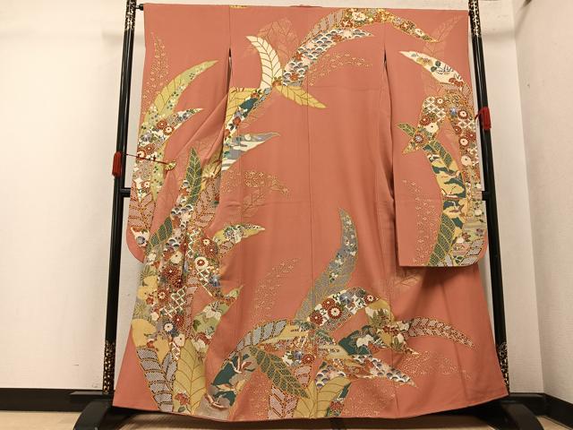 ■■■　サイズ　■■■ 身丈 158cm（肩から） 裄丈 64.5cm 袖丈 105cm　縫込み 7cm 袖幅 33cm 前幅 24cm 後幅 30cm 着物縫いこみ 内揚げ 5cm 裄 お袖側 約1cm　身頃側 約1.5cm ■■■　商品詳細　■■■ 【正絹】 状態は接写画像のように袖口・衿山に薄い汚れがございますが その他特に目立ったシミ汚れなどもなく大変良い状態です。 大変上質な逸品になります。 お安く出品致しますので、是非この機会にいかがでしょうか？ ■■■　注意事項　■■■ ■モニター発色の具合により色合いが異なる場合がございます。 ■寸法は多少の誤差が生じる場合がございますのでご了承ください。 ■縫込みの長さが左右非対称の場合は短い部分を記載しております。 左右非対称であってもご返品・お値引き等の保証は出来かねますので、ご了承の上ご購入をお願い致します。 ■シミ等のチェックには注意を払っておりますが、見落としがある場合もございますし、個人の見解も様々ですので神経質な方のご購入はお控えください。 ■箪笥に入っておりました着物や帯なので畳みシワや匂いがあるものもございます。 ■お休みは基本的に土日祝となりますが、その他臨時でお休みする場合がございますのでご了承ください。 ■商品の発送は平日のみの発送となります。 ■夜間と土曜、日曜日はお問い合わせの回答が遅れる場合がございます。 ■当店では、お直し、紋入れ、お手入れ等は承っておりません。 ■生地の状態（ヤケ、経年劣化等）によってはサイズ直しが出来ない場合がございます。 その点もどうかご了承のうえ、ご購入をお願いいたします。 ■弊社で取り扱う商品は一点ものにつき、時期や在庫状況に応じて金額が変更となる場合がございます。 ■検針は行っておりません。予めご了承いただきますようお願いいたします。 ■【洗える着物】と記載のある商品におきましては、商品お届け後に洗濯を行ってしまってからのご返品にはご対応しかねます。 念の為、専門店でのお手入れをお願いいたします。 ■写真に写っている物が全てになります。それ以外の付属品はございませんのでご了承ください。 ■状態に関する写真につきましては、掲載可能な写真枚数に限りがあるため、各箇所につき1枚参考画像を掲載しております。 ■着物のサイズ目安は下記を参考ください↓ ＜女性着物＞　お端折り次第で＋5cm　−1cmが着用可能サイズ 　例）身丈170cmの場合、身長160cm〜175cm ＜男性着物＞　身丈＋約25cm〜27cm程が適応身長 　例）身丈155cmの場合、身長180〜182cm