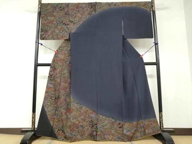 ■■■　サイズ　■■■ 身丈 161.5cm（肩から） 裄丈 69cm 袖丈 49cm　縫込み 7cm 袖幅 35.5cm 前幅 25cm 後幅 30cm 着物縫いこみ 内揚げ 5cm 裄 お袖側 約2cm　身頃側 約3cm ■■■　商品詳細　■■■ 【正絹】 状態は接写画像のように衿・左胸付近に薄い汚れがございますが その他特に目立ったシミ汚れなどもなく大変良い状態です。 大変上質な逸品になります。 お安く出品致しますので、是非この機会にいかがでしょうか？ ■■■　注意事項　■■■ ■モニター発色の具合により色合いが異なる場合がございます。 ■寸法は多少の誤差が生じる場合がございますのでご了承ください。 ■縫込みの長さが左右非対称の場合は短い部分を記載しております。 左右非対称であってもご返品・お値引き等の保証は出来かねますので、ご了承の上ご購入をお願い致します。 ■シミ等のチェックには注意を払っておりますが、見落としがある場合もございますし、個人の見解も様々ですので神経質な方のご購入はお控えください。 ■箪笥に入っておりました着物や帯なので畳みシワや匂いがあるものもございます。 ■お休みは基本的に土日祝となりますが、その他臨時でお休みする場合がございますのでご了承ください。 ■商品の発送は平日のみの発送となります。 ■夜間と土曜、日曜日はお問い合わせの回答が遅れる場合がございます。 ■当店では、お直し、紋入れ、お手入れ等は承っておりません。 ■生地の状態（ヤケ、経年劣化等）によってはサイズ直しが出来ない場合がございます。 その点もどうかご了承のうえ、ご購入をお願いいたします。 ■弊社で取り扱う商品は一点ものにつき、時期や在庫状況に応じて金額が変更となる場合がございます。 ■検針は行っておりません。予めご了承いただきますようお願いいたします。 ■【洗える着物】と記載のある商品におきましては、商品お届け後に洗濯を行ってしまってからのご返品にはご対応しかねます。 念の為、専門店でのお手入れをお願いいたします。 ■着物のサイズ目安は下記を参考ください↓ ＜女性着物＞　お端折り次第で＋5cm　−1cmが着用可能サイズ 　例）身丈170cmの場合、身長160cm〜175cm ＜男性着物＞　身丈＋約25cm〜27cm程が適応身長 　例）身丈155cmの場合、身長180〜182cm