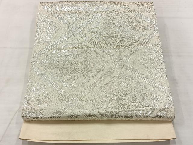 ■■■　サイズ　■■■ 長さ 424cm 幅 30cm程 ■■■　商品詳細　■■■ 【正絹・未仕立て】 詳細に関しましては、画像をご確認ください。 大変上質な逸品になります。 お安く出品致しますので、是非この機会にいかがでしょうか？ ※汚れ等に関しましては、着用時には見えない部分になるかと思いますのであまり気にならずお召になれるかと思います。 ■■■　注意事項　■■■ ■モニター発色の具合により色合いが異なる場合がございます。 ■寸法は多少の誤差が生じる場合がございますのでご了承ください。 ■縫込みの長さが左右非対称の場合は短い部分を記載しております。 左右非対称であってもご返品・お値引き等の保証は出来かねますので、ご了承の上ご購入をお願い致します。 ■シミ等のチェックには注意を払っておりますが、見落としがある場合もございますし、個人の見解も様々ですので神経質な方のご購入はお控えください。 ■箪笥に入っておりました着物や帯なので畳みシワや匂いがあるものもございます。 ■お休みは基本的に土日祝となりますが、その他臨時でお休みする場合がございますのでご了承ください。 ■商品の発送は平日のみの発送となります。 ■夜間と土曜、日曜日はお問い合わせの回答が遅れる場合がございます。 ■当店では、お直し、紋入れ、お手入れ等は承っておりません。 ■生地の状態（ヤケ、経年劣化等）によってはサイズ直しが出来ない場合がございます。 その点もどうかご了承のうえ、ご購入をお願いいたします。 ■弊社で取り扱う商品は一点ものにつき、時期や在庫状況に応じて金額が変更となる場合がございます。 ■検針は行っておりません。予めご了承いただきますようお願いいたします。 ■【洗える着物】と記載のある商品におきましては、商品お届け後に洗濯を行ってしまってからのご返品にはご対応しかねます。 念の為、専門店でのお手入れをお願いいたします。 ■着物のサイズ目安は下記を参考ください↓ ＜女性着物＞　お端折り次第で＋5cm　−1cmが着用可能サイズ 　例）身丈170cmの場合、身長160cm〜175cm ＜男性着物＞　身丈＋約25cm〜27cm程が適応身長 　例）身丈155cmの場合、身長180〜182cm