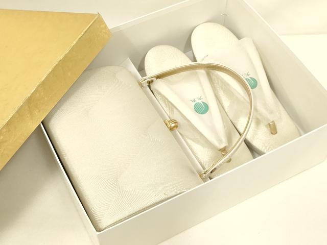 ■■■　サイズ　■■■ 【バッグ】 横　　　21cm 縦　　　14cm　取っ手込み　26cm 奥行き　9.5cm 【草　履】 長さ　　 24.5cm 幅　　　 8cm 踵高さ　 5cm ■■■　商品詳細　■■■ 状態は参考画像のように所々に薄い汚れ、擦れがございます。 大変上質な逸品になります。 お安く出品致しますので、是非この機会にいかがでしょうか？ ■■■　注意事項　■■■ ■モニター発色の具合により色合いが異なる場合がございます。 ■寸法は多少の誤差が生じる場合がございますのでご了承ください。 ■縫込みの長さが左右非対称の場合は短い部分を記載しております。 左右非対称であってもご返品・お値引き等の保証は出来かねますので、ご了承の上ご購入をお願い致します。 ■シミ等のチェックには注意を払っておりますが、見落としがある場合もございますし、個人の見解も様々ですので神経質な方のご購入はお控えください。 ■箪笥に入っておりました着物や帯なので畳みシワや匂いがあるものもございます。 ■お休みは基本的に土日祝となりますが、その他臨時でお休みする場合がございますのでご了承ください。 ■商品の発送は平日のみの発送となります。 ■夜間と土曜、日曜日はお問い合わせの回答が遅れる場合がございます。 ■当店では、お直し、紋入れ、お手入れ等は承っておりません。 ■生地の状態（ヤケ、経年劣化等）によってはサイズ直しが出来ない場合がございます。 その点もどうかご了承のうえ、ご購入をお願いいたします。 ■弊社で取り扱う商品は一点ものにつき、時期や在庫状況に応じて金額が変更となる場合がございます。 ■検針は行っておりません。予めご了承いただきますようお願いいたします。 ■【洗える着物】と記載のある商品におきましては、商品お届け後に洗濯を行ってしまってからのご返品にはご対応しかねます。 念の為、専門店でのお手入れをお願いいたします。 ■写真に写っている物が全てになります。それ以外の付属品はございませんのでご了承ください。 ■状態に関する写真につきましては、掲載可能な写真枚数に限りがあるため、各箇所につき1枚参考画像を掲載しております。 ■着物のサイズ目安は下記を参考ください↓ ＜女性着物＞　お端折り次第で＋5cm　−1cmが着用可能サイズ 　例）身丈170cmの場合、身長160cm〜175cm ＜男性着物＞　身丈＋約25cm〜27cm程が適応身長 　例）身丈155cmの場合、身長180〜182cm