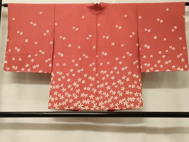 ■■■　サイズ　■■■ 身丈 73.5cm（肩から） 裄丈 63cm 袖丈 49cm　縫込み 4cm 袖幅 32.5cm 前幅 16.5cm 後幅 30cm 裄 お袖側 約1cm　身頃側 約2.5cm ■■■　商品詳細　■■■ 【正絹・未使用】 状態は特に目立ったシミ汚れなどもなく大変良い状態です。 大変上質な逸品になります。 お安く出品致しますので、是非この機会にいかがでしょうか？ ■■■　注意事項　■■■ ■モニター発色の具合により色合いが異なる場合がございます。 ■寸法は多少の誤差が生じる場合がございますのでご了承ください。 ■縫込みの長さが左右非対称の場合は短い部分を記載しております。 左右非対称であってもご返品・お値引き等の保証は出来かねますので、ご了承の上ご購入をお願い致します。 ■シミ等のチェックには注意を払っておりますが、見落としがある場合もございますし、個人の見解も様々ですので神経質な方のご購入はお控えください。 ■箪笥に入っておりました着物や帯なので畳みシワや匂いがあるものもございます。 ■お休みは基本的に土日祝となりますが、その他臨時でお休みする場合がございますのでご了承ください。 ■商品の発送は平日のみの発送となります。 ■夜間と土曜、日曜日はお問い合わせの回答が遅れる場合がございます。 ■当店では、お直し、紋入れ、お手入れ等は承っておりません。 ■生地の状態（ヤケ、経年劣化等）によってはサイズ直しが出来ない場合がございます。 その点もどうかご了承のうえ、ご購入をお願いいたします。 ■弊社で取り扱う商品は一点ものにつき、時期や在庫状況に応じて金額が変更となる場合がございます。 ■検針は行っておりません。予めご了承いただきますようお願いいたします。 ■【洗える着物】と記載のある商品におきましては、商品お届け後に洗濯を行ってしまってからのご返品にはご対応しかねます。 念の為、専門店でのお手入れをお願いいたします。 ■写真に写っている物が全てになります。それ以外の付属品はございませんのでご了承ください。 ■着物のサイズ目安は下記を参考ください↓ ＜女性着物＞　お端折り次第で＋5cm　－1cmが着用可能サイズ 　例）身丈170cmの場合、身長160cm～175cm ＜男性着物＞　身丈＋約25cm～27cm程が適応身長 　例）身丈155cmの場合、身長180～182cm