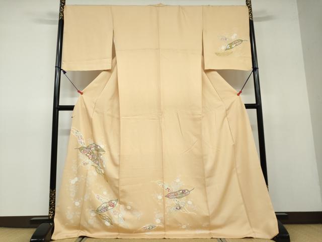 ■■■　サイズ　■■■ 身丈 173.5cm（肩から） 裄丈 71cm 袖丈 52cm　縫込み 4cm 袖幅 36cm 前幅 26.5cm 後幅 29.5cm 着物縫いこみ 内揚げ 0cm 裄 お袖側 約1cm　身頃側 約0cm ■■■　商品詳細　■■■ 【正絹】 状態は特に目立ったシミ汚れなどもなく大変良い状態です。 大変上質な逸品になります。 お安く出品致しますので、是非この機会にいかがでしょうか？ ■■■　注意事項　■■■ ■モニター発色の具合により色合いが異なる場合がございます。 ■寸法は多少の誤差が生じる場合がございますのでご了承ください。 ■シミ等のチェックには注意を払っておりますが、見落としがある場合もございますし、個人の見解も様々ですので神経質な方のご購入はお控えください。 ■箪笥に入っておりました着物や帯なので畳みシワや匂いがあるものもございます。 ■お休みは基本的に土日祝となりますが、その他臨時でお休みする場合がございますのでご了承ください。 ■商品の発送は平日のみの発送となります。 ■夜間と土曜、日曜日はお問い合わせの回答が遅れる場合がございます。 ■当店では、お直し、紋入れ、お手入れ等は承っておりません。 ■生地の状態（ヤケ、経年劣化等）によってはサイズ直しが出来ない場合がございます。 その点もどうかご了承のうえ、ご購入をお願いいたします。 ■着物のサイズ目安は下記を参考ください↓ ＜女性着物＞　身長-10cm+5cmが着用可能サイズ(お端折り次第) 　例）身長160cmの方→着物身丈150cm〜165cm ＜男性着物＞　身長-27cm ±5cmが着用可能サイズ 　例）身長170cmの方→着物身丈138cm〜148cm