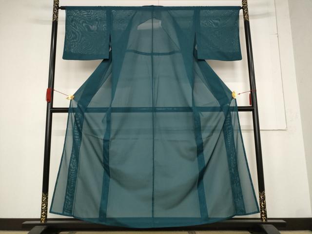■■■　サイズ　■■■ 身丈 156cm（肩から） 裄丈 63.5cm 袖丈 44cm　縫込み 6.5cm 袖幅 31.5cm 前幅 24cm 後幅 29.5cm 着物縫いこみ 内揚げ 0cm 裄 お袖側 約3cm　身頃側 約1.5cm ■■■　商品詳細　■■■ 【化繊・紋なし】 状態は特に目立ったシミ汚れなどもなく大変良い状態です。 お安く出品致しますので、是非この機会にいかがでしょうか？ ■■■　注意事項　■■■ ■モニター発色の具合により色合いが異なる場合がございます。 ■寸法は多少の誤差が生じる場合がございますのでご了承ください。 ■縫込みの長さが左右非対称の場合は短い部分を記載しております。 左右非対称であってもご返品・お値引き等の保証は出来かねますので、ご了承の上ご購入をお願い致します。 ■シミ等のチェックには注意を払っておりますが、見落としがある場合もございますし、個人の見解も様々ですので神経質な方のご購入はお控えください。 ■箪笥に入っておりました着物や帯なので畳みシワや匂いがあるものもございます。 ■お休みは基本的に土日祝となりますが、その他臨時でお休みする場合がございますのでご了承ください。 ■商品の発送は平日のみの発送となります。 ■夜間と土曜、日曜日はお問い合わせの回答が遅れる場合がございます。 ■当店では、お直し、紋入れ、お手入れ等は承っておりません。 ■生地の状態（ヤケ、経年劣化等）によってはサイズ直しが出来ない場合がございます。 その点もどうかご了承のうえ、ご購入をお願いいたします。 ■弊社で取り扱う商品は一点ものにつき、時期や在庫状況に応じて金額が変更となる場合がございます。 ■検針は行っておりません。予めご了承いただきますようお願いいたします。 ■【洗える着物】と記載のある商品におきましては、商品お届け後に洗濯を行ってしまってからのご返品にはご対応しかねます。 念の為、専門店でのお手入れをお願いいたします。 ■着物のサイズ目安は下記を参考ください↓ ＜女性着物＞　お端折り次第で＋5?　−10?が着用可能サイズ 　例）身丈170?の場合、身長160?〜175? ＜男性着物＞　身丈＋約25?〜27?程が適応身長 　例）身丈155?の場合、身長180〜182?