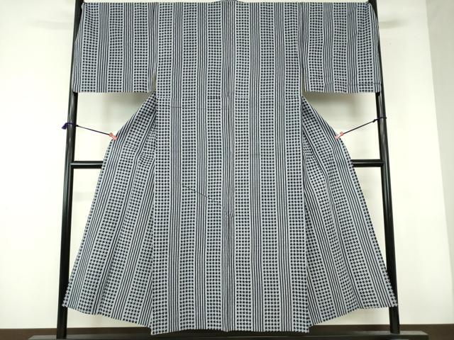 ■■■　サイズ　■■■ 身丈 148cm（肩から） 裄丈 72cm 袖丈 46cm　縫込み 4cm 袖幅 36cm 前幅 30cm 後幅 34cm 着物縫いこみ 内揚げ 4cm 裄 お袖側 約1.5cm　身頃側 約1cm ■■■　商品詳細　■■■ 【綿】 状態は特に目立ったシミ汚れなどもなく大変良い状態です。 大変上質な逸品になります。 お安く出品致しますので、是非この機会にいかがでしょうか？ ■■■　注意事項　■■■ ■モニター発色の具合により色合いが異なる場合がございます。 ■寸法は多少の誤差が生じる場合がございますのでご了承ください。 ■縫込みの長さが左右非対称の場合は短い部分を記載しております。 左右非対称であってもご返品・お値引き等の保証は出来かねますので、ご了承の上ご購入をお願い致します。 ■シミ等のチェックには注意を払っておりますが、見落としがある場合もございますし、個人の見解も様々ですので神経質な方のご購入はお控えください。 ■箪笥に入っておりました着物や帯なので畳みシワや匂いがあるものもございます。 ■お休みは基本的に土日祝となりますが、その他臨時でお休みする場合がございますのでご了承ください。 ■商品の発送は平日のみの発送となります。 ■夜間と土曜、日曜日はお問い合わせの回答が遅れる場合がございます。 ■当店では、お直し、紋入れ、お手入れ等は承っておりません。 ■生地の状態（ヤケ、経年劣化等）によってはサイズ直しが出来ない場合がございます。 その点もどうかご了承のうえ、ご購入をお願いいたします。 ■弊社で取り扱う商品は一点ものにつき、時期や在庫状況に応じて金額が変更となる場合がございます。 ■検針は行っておりません。予めご了承いただきますようお願いいたします。 ■【洗える着物】と記載のある商品におきましては、商品お届け後に洗濯を行ってしまってからのご返品にはご対応しかねます。 念の為、専門店でのお手入れをお願いいたします。 ■写真に写っている物が全てになります。それ以外の付属品はございませんのでご了承ください。 ■状態に関する写真につきましては、掲載可能な写真枚数に限りがあるため、各箇所につき1枚参考画像を掲載しております。 ■着物のサイズ目安は下記を参考ください↓ ＜女性着物＞　お端折り次第で＋5cm　−1cmが着用可能サイズ 　例）身丈170cmの場合、身長160cm〜175cm ＜男性着物＞　身丈＋約25cm〜27cm程が適応身長 　例）身丈155cmの場合、身長180〜182cm
