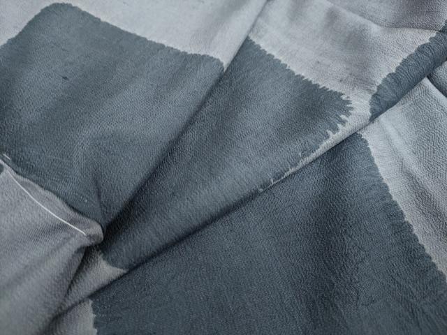 ■■■　サイズ　■■■ 反幅　36.5cm　　　八掛付き ※ご自身でお好みのサイズに仕立ててお召になっていただけます。 ■■■　商品詳細　■■■ 【正絹・未使用】 状態は特に目立ったシミ汚れなどもなく大変良い状態です。 大変上質な逸品になります。 お安く出品致しますので、是非この機会にいかがでしょうか？ ■■■　注意事項　■■■ ■モニター発色の具合により色合いが異なる場合がございます。 ■寸法は多少の誤差が生じる場合がございますのでご了承ください。 ■シミ等のチェックには注意を払っておりますが、見落としがある場合もございますし、個人の見解も様々ですので神経質な方のご購入はお控えください。 ■箪笥に入っておりました着物や帯なので畳みシワや匂いがあるものもございます。 ■お休みは基本的に土日祝となりますが、その他臨時でお休みする場合がございますのでご了承ください。 ■商品の発送は平日のみの発送となります。 ■夜間と土曜、日曜日はお問い合わせの回答が遅れる場合がございます。 ■当店では、お直し、紋入れ、お手入れ等は承っておりません。 ■生地の状態（ヤケ、経年劣化等）によってはサイズ直しが出来ない場合がございます。 その点もどうかご了承のうえ、ご購入をお願いいたします。 ■着物のサイズ目安は下記を参考ください↓ ＜女性着物＞　身長-10cm+5cmが着用可能サイズ(お端折り次第) 　例）身長160cmの方→着物身丈150cm〜165cm ＜男性着物＞　身長-27cm ±5cmが着用可能サイズ 　例）身長170cmの方→着物身丈138cm〜148cm