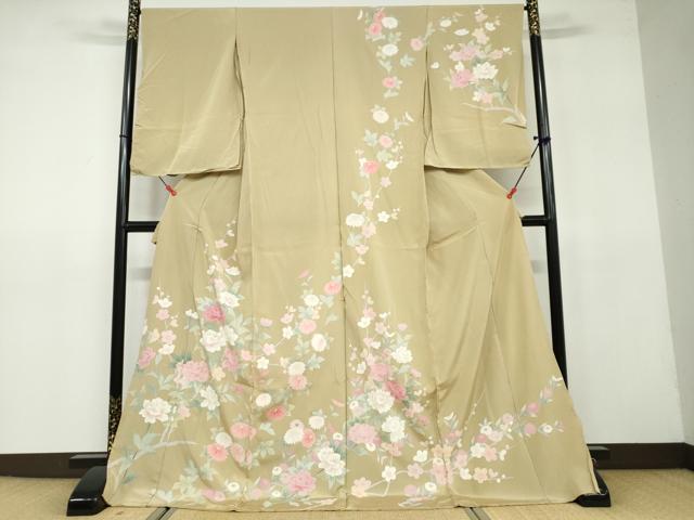 ■■■　サイズ　■■■ 反幅　32.5cm　　　八掛付き ※ご自身でお好みのサイズに仕立ててお召になっていただけます。 ■■■　商品詳細　■■■ 【正絹・未使用】 状態は特に目立ったシミ汚れなどもなく大変良い状態です。 大変上質な逸品になります。 お安く出品致しますので、是非この機会にいかがでしょうか？ ■■■　注意事項　■■■ ■モニター発色の具合により色合いが異なる場合がございます。 ■寸法は多少の誤差が生じる場合がございますのでご了承ください。 ■シミ等のチェックには注意を払っておりますが、見落としがある場合もございますし、個人の見解も様々ですので神経質な方のご購入はお控えください。 ■箪笥に入っておりました着物や帯なので畳みシワや匂いがあるものもございます。 ■お休みは基本的に土日祝となりますが、その他臨時でお休みする場合がございますのでご了承ください。 ■商品の発送は平日のみの発送となります。 ■夜間と土曜、日曜日はお問い合わせの回答が遅れる場合がございます。 ■当店では、お直し、紋入れ、お手入れ等は承っておりません。 ■生地の状態（ヤケ、経年劣化等）によってはサイズ直しが出来ない場合がございます。 その点もどうかご了承のうえ、ご購入をお願いいたします。 ■着物のサイズ目安は下記を参考ください↓ ＜女性着物＞　身長-10cm+5cmが着用可能サイズ(お端折り次第) 　例）身長160cmの方→着物身丈150cm〜165cm ＜男性着物＞　身長-27cm ±5cmが着用可能サイズ 　例）身長170cmの方→着物身丈138cm〜148cm