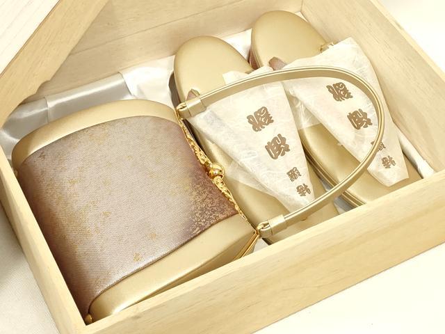 ■■■　サイズ　■■■ 【バッグ】 横　　　17cm 縦　　　13.5cm　取っ手込み　28cm 奥行き　8cm 【草　履】 長さ　　 24cm 幅　　　 7.5cm 踵高さ　 5.5cm ■■■　商品詳細　■■■ 状態は参考画像のように薄い汚れがございます。 大変上質な逸品になります。 お安く出品致しますので、是非この機会にいかがでしょうか？ ■■■　注意事項　■■■ ■モニター発色の具合により色合いが異なる場合がございます。 ■寸法は多少の誤差が生じる場合がございますのでご了承ください。 ■縫込みの長さが左右非対称の場合は短い部分を記載しております。 左右非対称であってもご返品・お値引き等の保証は出来かねますので、ご了承の上ご購入をお願い致します。 ■シミ等のチェックには注意を払っておりますが、見落としがある場合もございますし、個人の見解も様々ですので神経質な方のご購入はお控えください。 ■箪笥に入っておりました着物や帯なので畳みシワや匂いがあるものもございます。 ■お休みは基本的に土日祝となりますが、その他臨時でお休みする場合がございますのでご了承ください。 ■商品の発送は平日のみの発送となります。 ■夜間と土曜、日曜日はお問い合わせの回答が遅れる場合がございます。 ■当店では、お直し、紋入れ、お手入れ等は承っておりません。 ■生地の状態（ヤケ、経年劣化等）によってはサイズ直しが出来ない場合がございます。 その点もどうかご了承のうえ、ご購入をお願いいたします。 ■弊社で取り扱う商品は一点ものにつき、時期や在庫状況に応じて金額が変更となる場合がございます。 ■検針は行っておりません。予めご了承いただきますようお願いいたします。 ■【洗える着物】と記載のある商品におきましては、商品お届け後に洗濯を行ってしまってからのご返品にはご対応しかねます。 念の為、専門店でのお手入れをお願いいたします。 ■写真に写っている物が全てになります。それ以外の付属品はございませんのでご了承ください。 ■状態に関する写真につきましては、掲載可能な写真枚数に限りがあるため、各箇所につき1枚参考画像を掲載しております。 ■着物のサイズ目安は下記を参考ください↓ ＜女性着物＞　お端折り次第で＋5cm　−1cmが着用可能サイズ 　例）身丈170cmの場合、身長160cm〜175cm ＜男性着物＞　身丈＋約25cm〜27cm程が適応身長 　例）身丈155cmの場合、身長180〜182cm