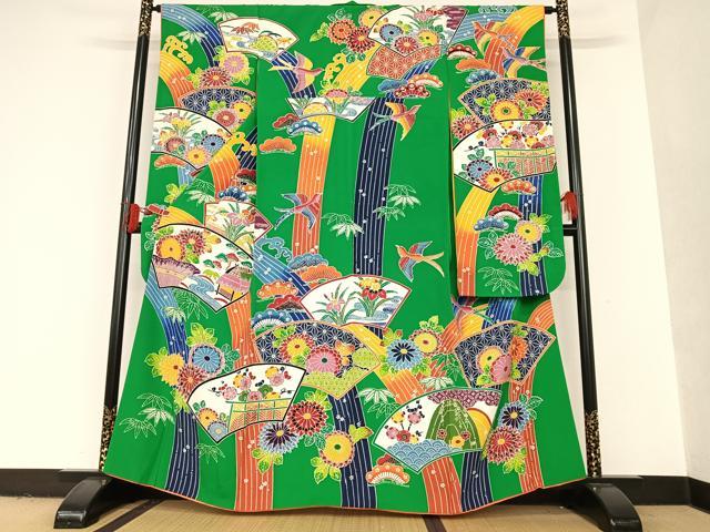 ■■■　サイズ　■■■ 身丈 161cm（肩から） 裄丈 65.5cm 袖丈 101cm　縫込み 15.5cm 袖幅 33cm 前幅 24.5cm 後幅 30cm 着物縫いこみ 内揚げ 6cm 裄 お袖側 約3.5cm　身頃側 約2.5cm ■■■　商品詳細　■■■ 【正絹】 状態は特に目立ったシミ汚れなどもなく大変良い状態です。 紅型とは沖縄の伝統的な染物のことで、 型紙を使ったおおらかで自由な文様と、 南国らしい力強さがあふれる鮮やかな色彩が特徴的でございます。 「びん」は色、「かた」は模様のことを意味しており、 琉球王朝時代から、高貴な人々が身にまとったとされます。 創作工程の第一は、意匠を凝らした下絵を描き、 丁寧に型紙を彫ることから始まり、型紙を生地に伏せ、 糊で防染し、糊が置かれていない部分に手仕事で色を挿していきます。 染めた跡にまた糊を洗い落とし、今度は色を挿した部分に糊をおき、 残りを丹念に染めるという作業をコツコツと繰り返すことで 鮮やかな色彩が生まれていくのです。 大変上質な逸品になります。 お安く出品致しますので、是非この機会にいかがでしょうか？ ■■■　注意事項　■■■ ■モニター発色の具合により色合いが異なる場合がございます。 ■寸法は多少の誤差が生じる場合がございますのでご了承ください。 ■縫込みの長さが左右非対称の場合は短い部分を記載しております。 左右非対称であってもご返品・お値引き等の保証は出来かねますので、ご了承の上ご購入をお願い致します。 ■シミ等のチェックには注意を払っておりますが、見落としがある場合もございますし、個人の見解も様々ですので神経質な方のご購入はお控えください。 ■箪笥に入っておりました着物や帯なので畳みシワや匂いがあるものもございます。 ■お休みは基本的に土日祝となりますが、その他臨時でお休みする場合がございますのでご了承ください。 ■商品の発送は平日のみの発送となります。 ■夜間と土曜、日曜日はお問い合わせの回答が遅れる場合がございます。 ■当店では、お直し、紋入れ、お手入れ等は承っておりません。 ■生地の状態（ヤケ、経年劣化等）によってはサイズ直しが出来ない場合がございます。 その点もどうかご了承のうえ、ご購入をお願いいたします。 ■弊社で取り扱う商品は一点ものにつき、時期や在庫状況に応じて金額が変更となる場合がございます。 ■検針は行っておりません。予めご了承いただきますようお願いいたします。 ■【洗える着物】と記載のある商品におきましては、商品お届け後に洗濯を行ってしまってからのご返品にはご対応しかねます。 念の為、専門店でのお手入れをお願いいたします。 ■着物のサイズ目安は下記を参考ください↓ ＜女性着物＞　お端折り次第で＋5?　−10?が着用可能サイズ 　例）身丈170?の場合、身長160?〜175? ＜男性着物＞　身丈＋約25?〜27?程が適応身長 　例）身丈155?の場合、身長180〜182?