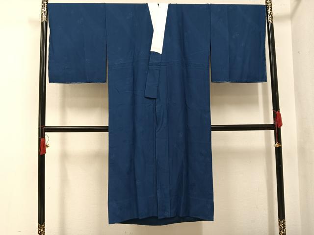■■■　サイズ　■■■ 身丈 130.5cm（肩から） 裄丈 72cm 袖丈 50cm　縫込み 6.5cm 袖幅 35cm 前幅 29cm 後幅 31.5cm 着物縫いこみ 内揚げ 5cm 裄 お袖側 約0cm　身頃側 約0cm ■■■　商品詳細　■■■ 【正絹・未使用】 状態は接写画像のように右身八つ口付近に薄い汚れがございますが その他特に目立ったシミ汚れなどもなく大変良い状態です。 大変上質
