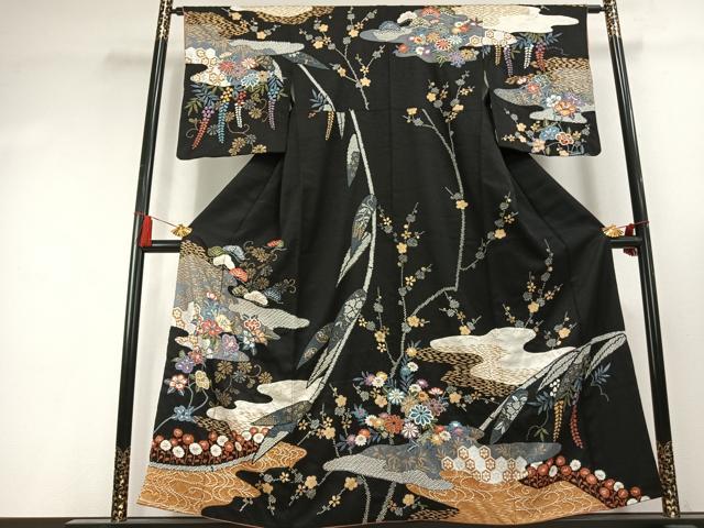 ■■■　サイズ　■■■ 身丈 154cm（肩から） 裄丈 63cm 袖丈 52cm　縫込み 5cm 袖幅 32cm 前幅 23.5cm 後幅 29cm 着物縫いこみ 内揚げ 4cm 裄 お袖側 約2.5cm　身頃側 約5cm ■■■　商品詳細　■■■ 【正絹】 状態は特に目立ったシミ汚れなどもなく大変良い状態です。 大変上質な逸品になります。 お安く出品致しますので、是非この機会にいかがでしょうか？ ■■■　注意事項　■■■ ■モニター発色の具合により色合いが異なる場合がございます。 ■寸法は多少の誤差が生じる場合がございますのでご了承ください。 ■縫込みの長さが左右非対称の場合は短い部分を記載しております。 左右非対称であってもご返品・お値引き等の保証は出来かねますので、ご了承の上ご購入をお願い致します。 ■シミ等のチェックには注意を払っておりますが、見落としがある場合もございますし、個人の見解も様々ですので神経質な方のご購入はお控えください。 ■箪笥に入っておりました着物や帯なので畳みシワや匂いがあるものもございます。 ■お休みは基本的に土日祝となりますが、その他臨時でお休みする場合がございますのでご了承ください。 ■商品の発送は平日のみの発送となります。 ■夜間と土曜、日曜日はお問い合わせの回答が遅れる場合がございます。 ■当店では、お直し、紋入れ、お手入れ等は承っておりません。 ■生地の状態（ヤケ、経年劣化等）によってはサイズ直しが出来ない場合がございます。 その点もどうかご了承のうえ、ご購入をお願いいたします。 ■弊社で取り扱う商品は一点ものにつき、時期や在庫状況に応じて金額が変更となる場合がございます。 ■検針は行っておりません。予めご了承いただきますようお願いいたします。 ■【洗える着物】と記載のある商品におきましては、商品お届け後に洗濯を行ってしまってからのご返品にはご対応しかねます。 念の為、専門店でのお手入れをお願いいたします。 ■写真に写っている物が全てになります。それ以外の付属品はございませんのでご了承ください。 ■状態に関する写真につきましては、掲載可能な写真枚数に限りがあるため、各箇所につき1枚参考画像を掲載しております。 ■着物のサイズ目安は下記を参考ください↓ ＜女性着物＞　お端折り次第で＋5cm　－1cmが着用可能サイズ 　例）身丈170cmの場合、身長160cm～175cm ＜男性着物＞　身丈＋約25cm～27cm程が適応身長 　例）身丈155cmの場合、身長180～182cm