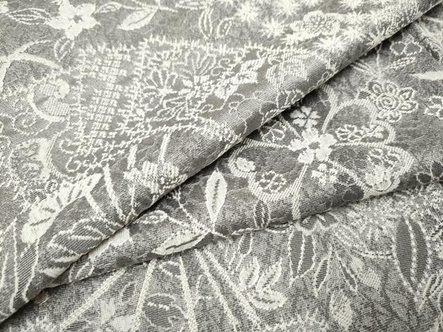 ■■■　サイズ　■■■ 身丈 157.5cm（肩から） 裄丈 66cm 袖丈 49.5cm　縫込み 4.5cm 袖幅 34.5cm 前幅 22.5cm 後幅 28.5cm 着物縫いこみ 内揚げ 0cm 裄 お袖側 約2cm　身頃側 約2cm ■■■　商品詳細　■■■ 【正絹】 状態は接写画像のように衿山に薄い汚れがございますが その他特に目立ったシミ汚れなどもなく大変良い状態です。 大変上質な逸品になります。 お安く出品致しますので、是非この機会にいかがでしょうか？ ■■■　注意事項　■■■ ■モニター発色の具合により色合いが異なる場合がございます。 ■寸法は多少の誤差が生じる場合がございますのでご了承ください。 ■縫込みの長さが左右非対称の場合は短い部分を記載しております。 左右非対称であってもご返品・お値引き等の保証は出来かねますので、ご了承の上ご購入をお願い致します。 ■シミ等のチェックには注意を払っておりますが、見落としがある場合もございますし、個人の見解も様々ですので神経質な方のご購入はお控えください。 ■箪笥に入っておりました着物や帯なので畳みシワや匂いがあるものもございます。 ■お休みは基本的に土日祝となりますが、その他臨時でお休みする場合がございますのでご了承ください。 ■商品の発送は平日のみの発送となります。 ■夜間と土曜、日曜日はお問い合わせの回答が遅れる場合がございます。 ■当店では、お直し、紋入れ、お手入れ等は承っておりません。 ■生地の状態（ヤケ、経年劣化等）によってはサイズ直しが出来ない場合がございます。 その点もどうかご了承のうえ、ご購入をお願いいたします。 ■弊社で取り扱う商品は一点ものにつき、時期や在庫状況に応じて金額が変更となる場合がございます。 ■検針は行っておりません。予めご了承いただきますようお願いいたします。 ■【洗える着物】と記載のある商品におきましては、商品お届け後に洗濯を行ってしまってからのご返品にはご対応しかねます。 念の為、専門店でのお手入れをお願いいたします。 ■着物のサイズ目安は下記を参考ください↓ ＜女性着物＞　お端折り次第で＋5?　−10?が着用可能サイズ 　例）身丈170?の場合、身長160?〜175? ＜男性着物＞　身丈＋約25?〜27?程が適応身長 　例）身丈155?の場合、身長180〜182?